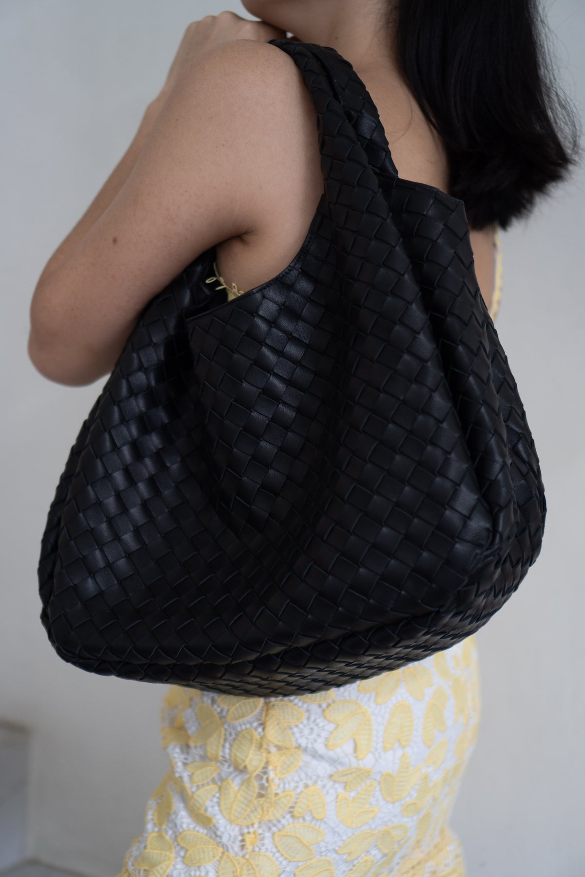 Hop Bag – Black Intrecciato Leather