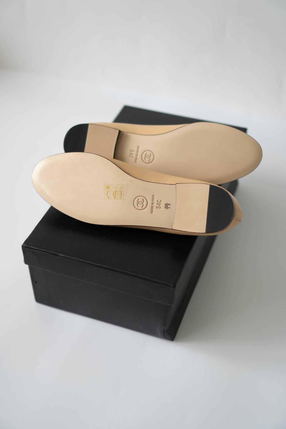 Ballet Flats – Beige & Black Lambskin