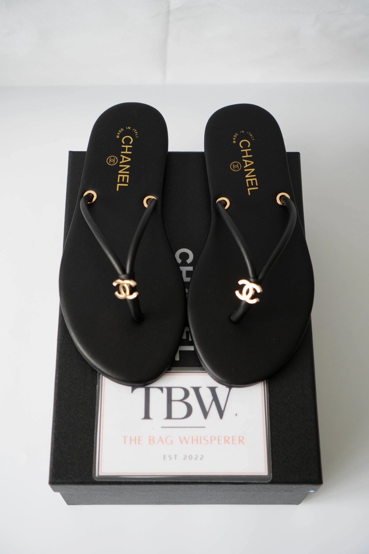 Interlocking Leather Thong Sandals – Black with Gold Hardware