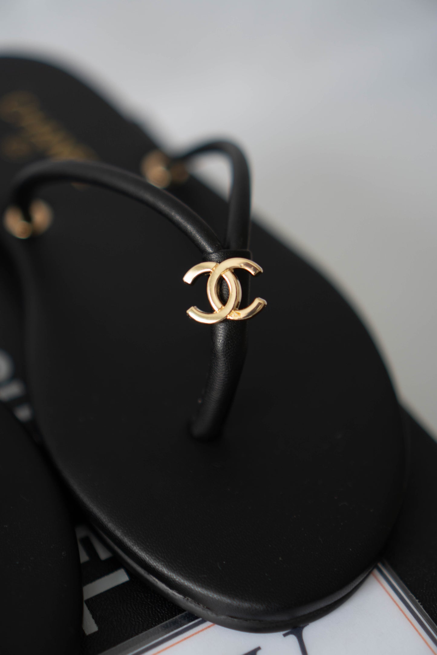 Interlocking Leather Thong Sandals – Black with Gold Hardware