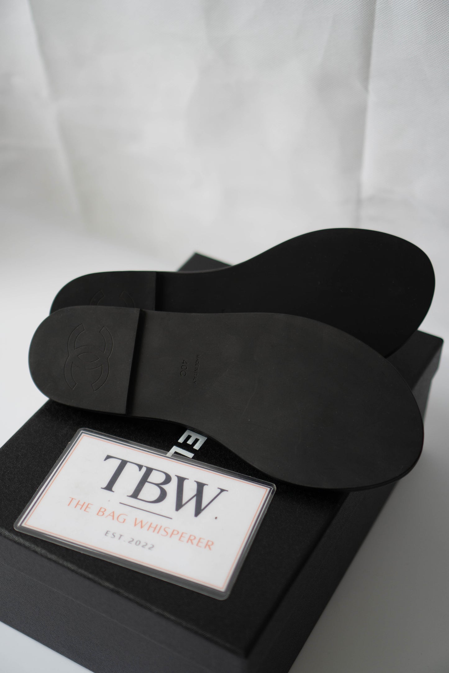 Interlocking Leather Thong Sandals – Black with Gold Hardware