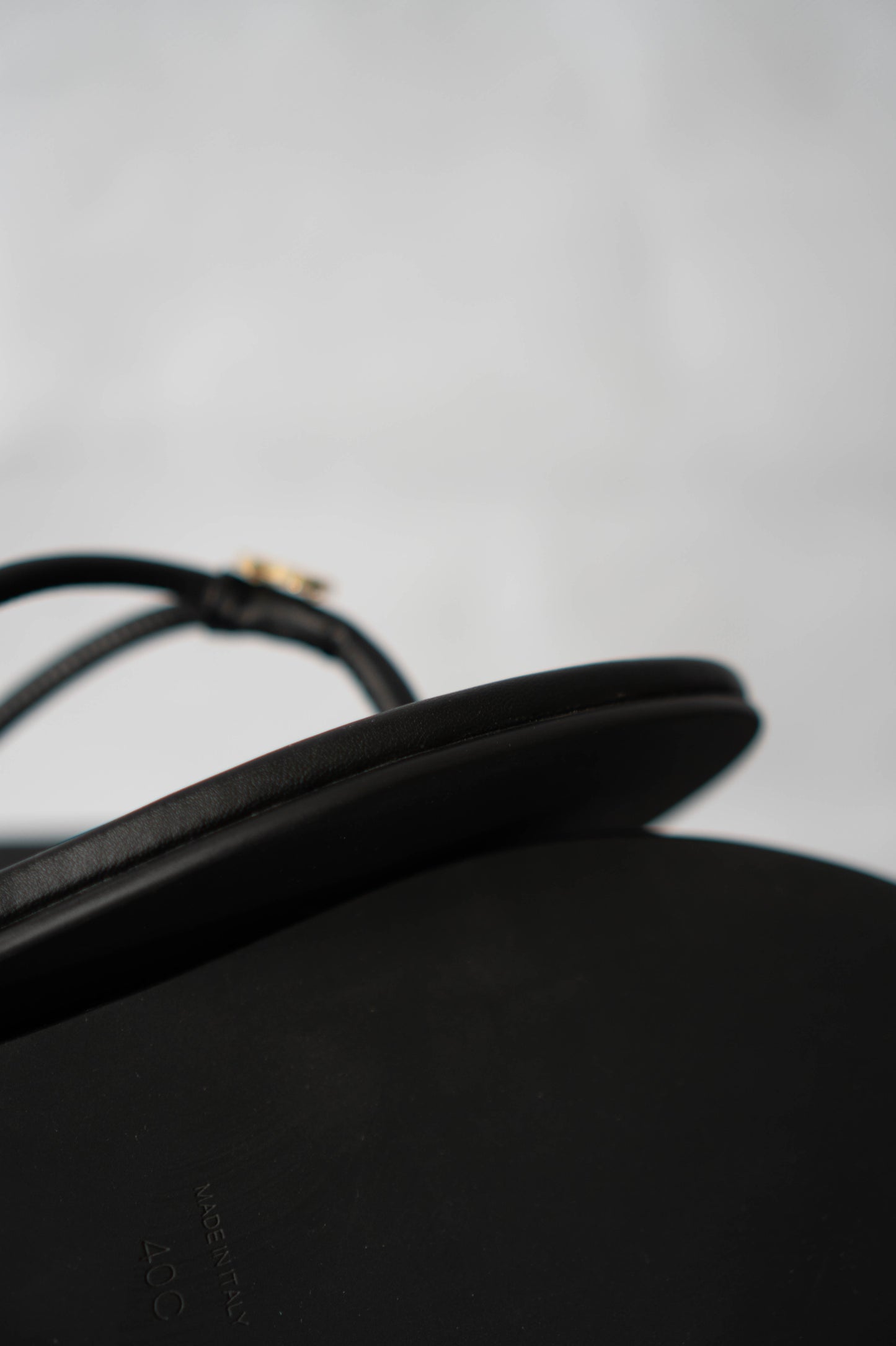 Interlocking Leather Thong Sandals – Black with Gold Hardware