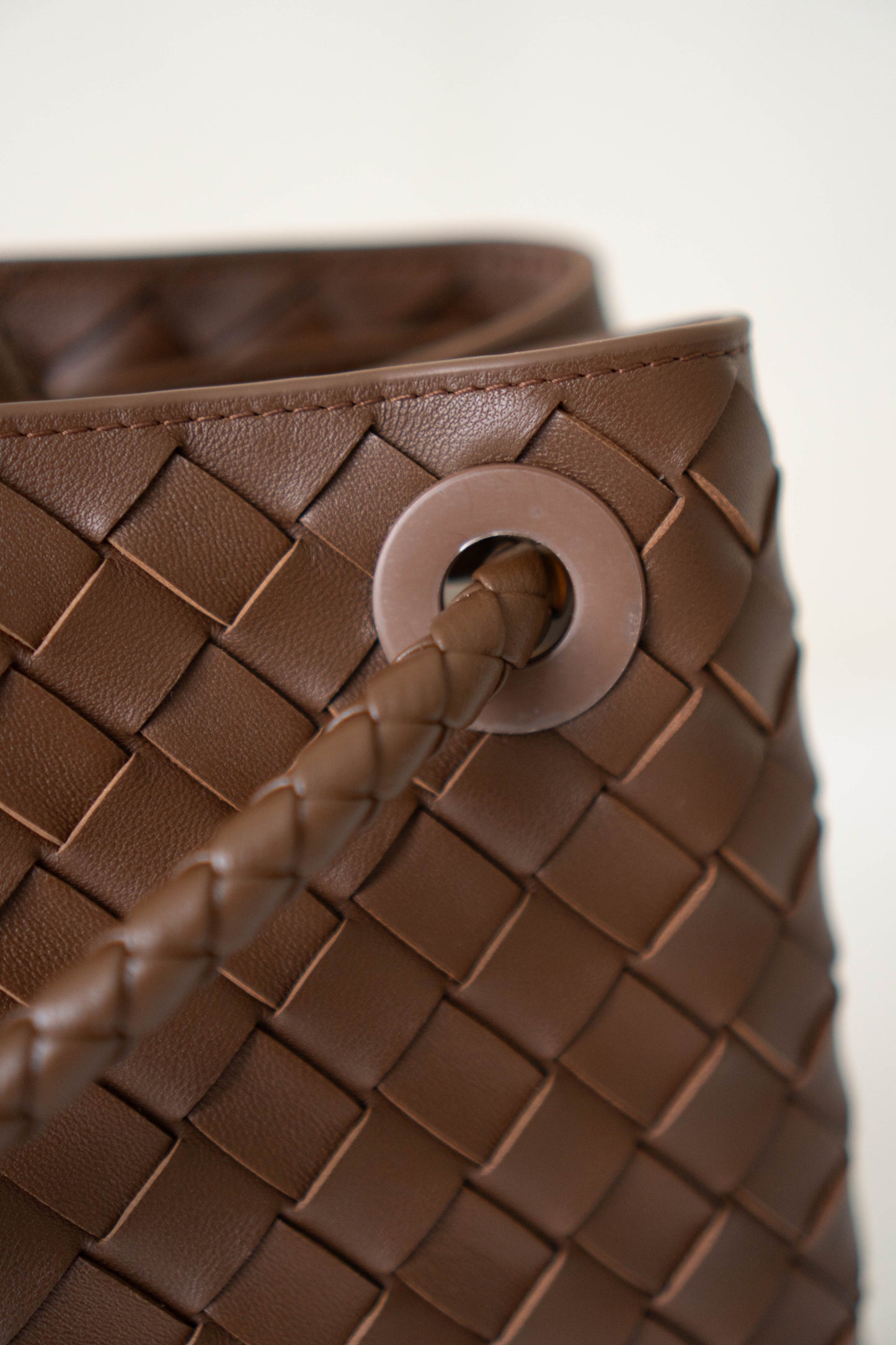 Andiamo Medium – Fondant Brown Intrecciato Leather with Gold Hardware