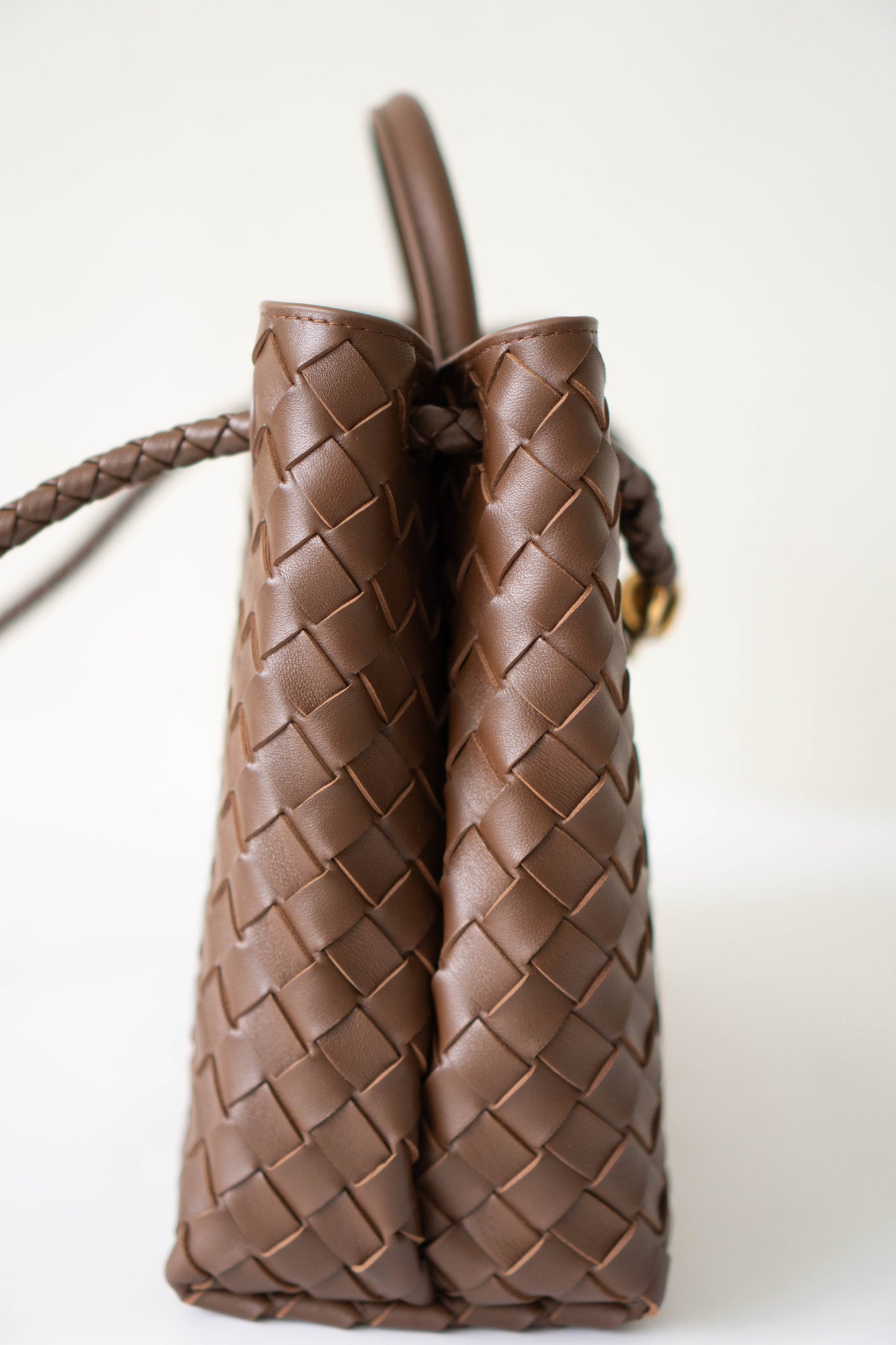 Andiamo Medium – Fondant Brown Intrecciato Leather with Gold Hardware