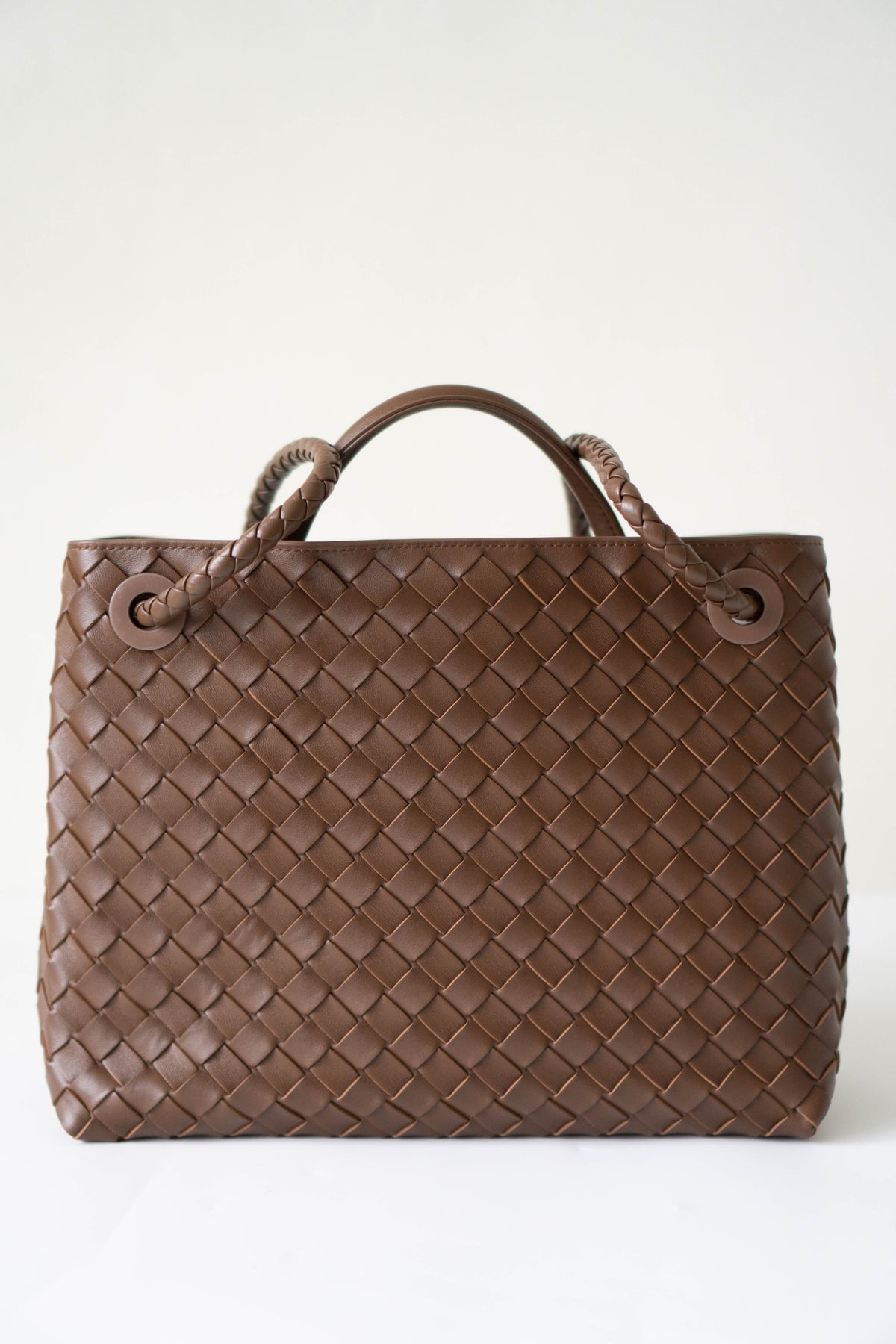 Andiamo Medium – Fondant Brown Intrecciato Leather with Gold Hardware