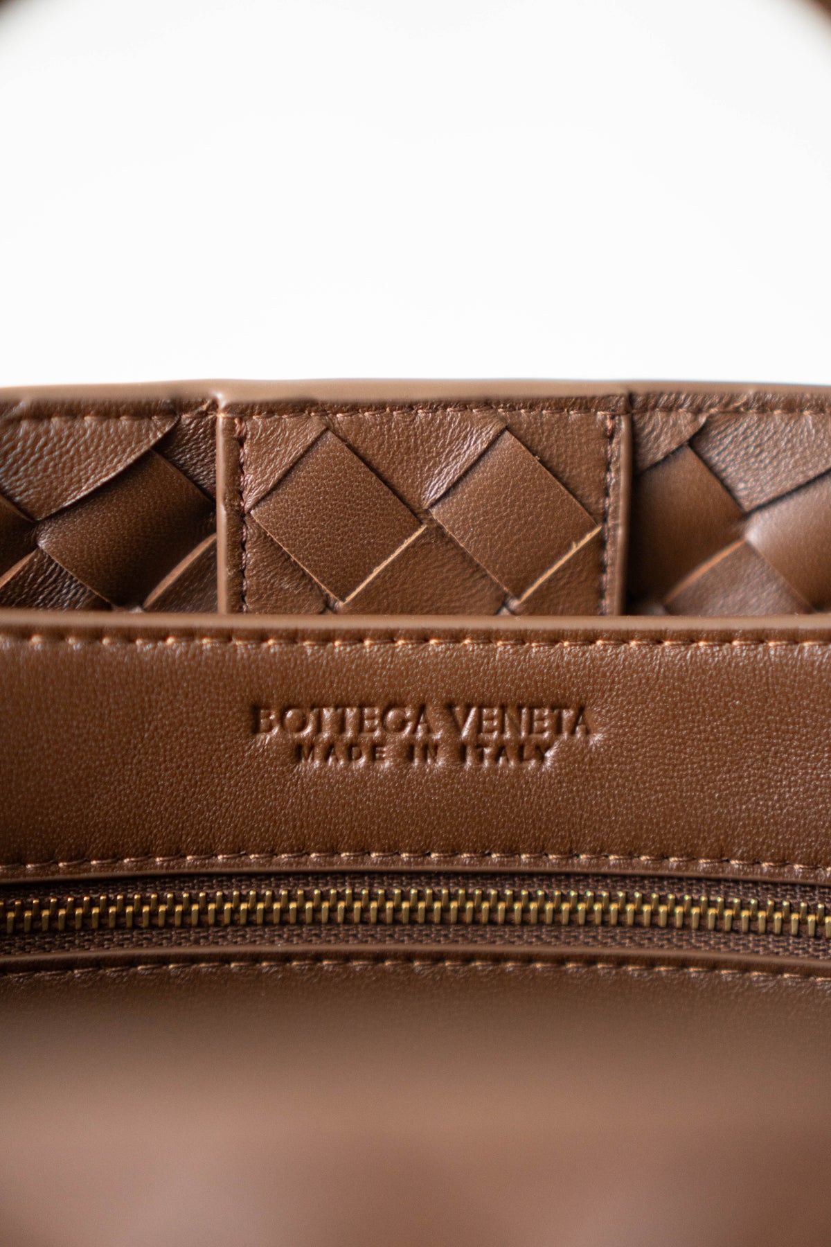 Andiamo Medium – Fondant Brown Intrecciato Leather with Gold Hardware