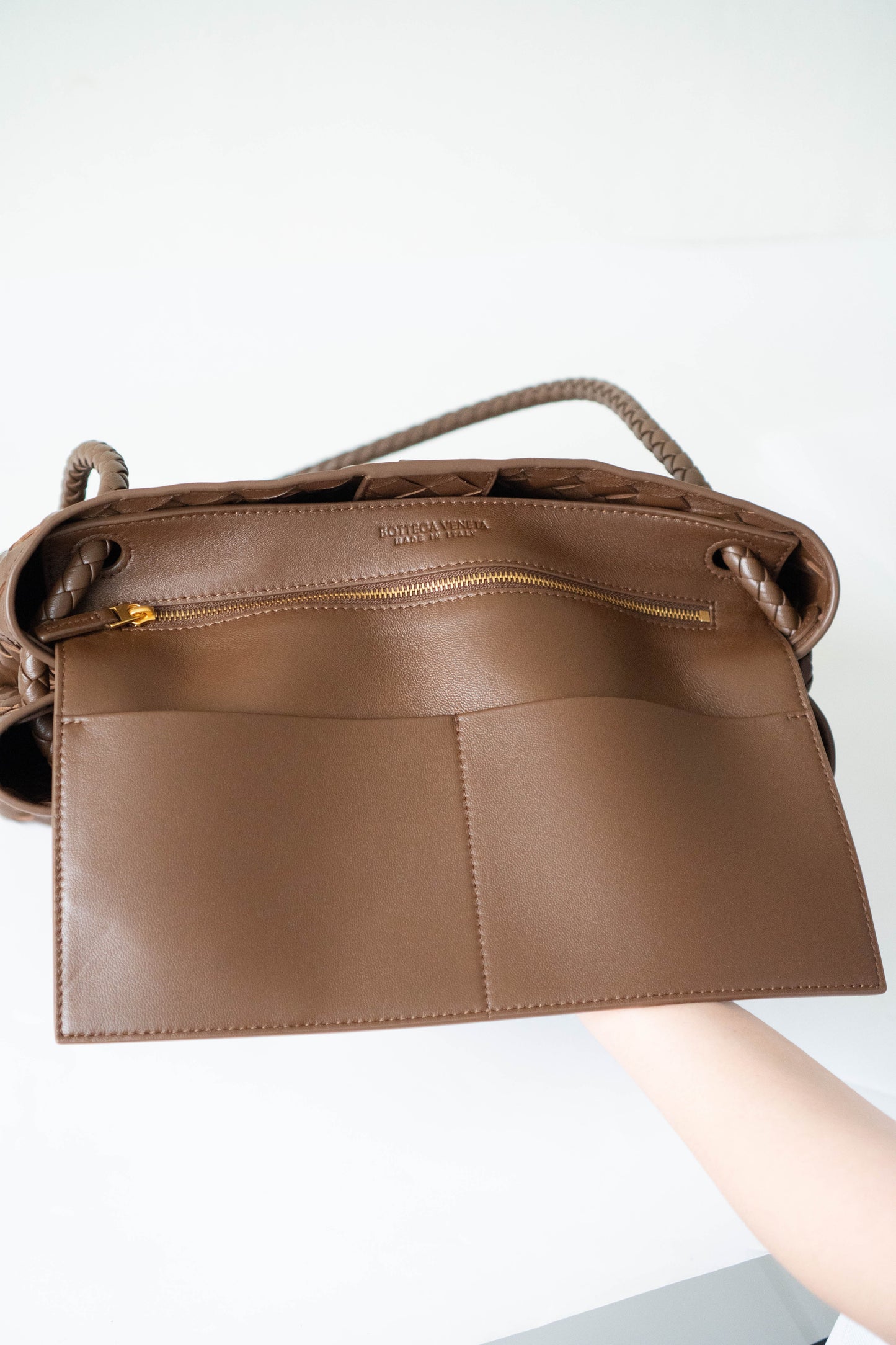 Andiamo Medium – Fondant Brown Intrecciato Leather with Gold Hardware