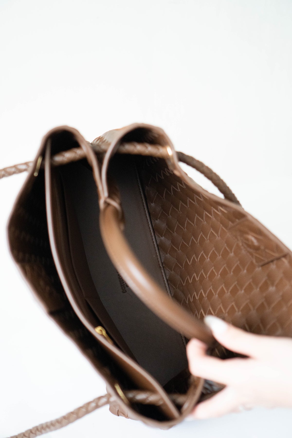 Andiamo Medium – Fondant Brown Intrecciato Leather with Gold Hardware