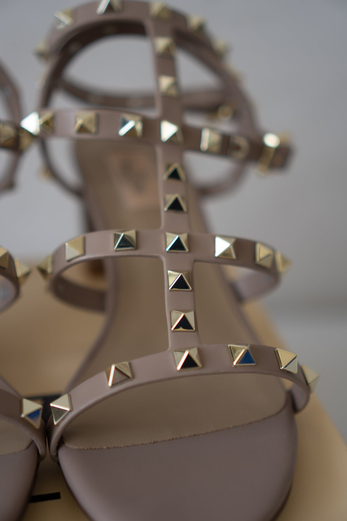Rockstud Caged Block-Heel Sandals – Taupe / Warm Beige Leather