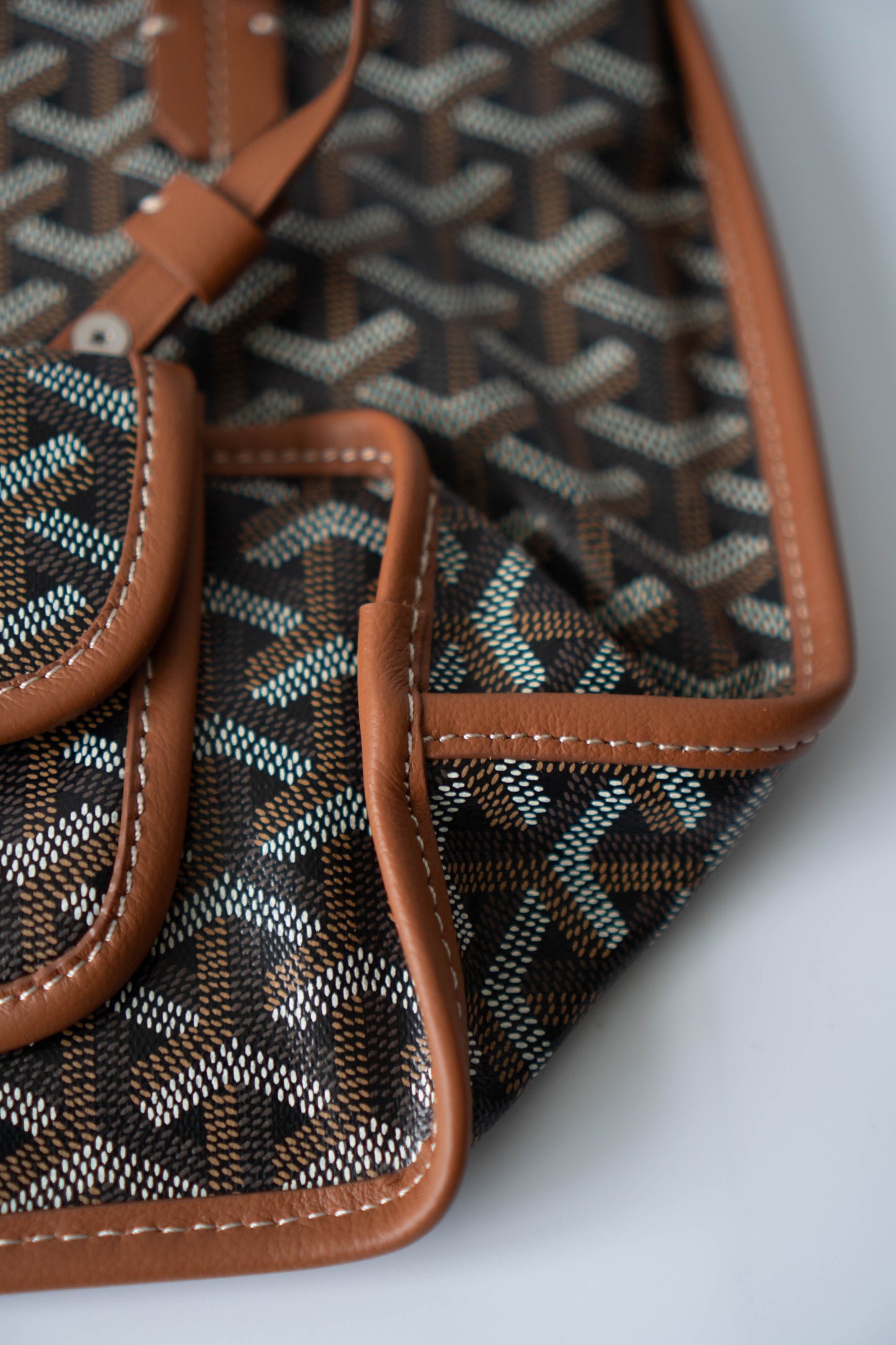Mini Anjou – Black & Tan Goyrdine Canvas