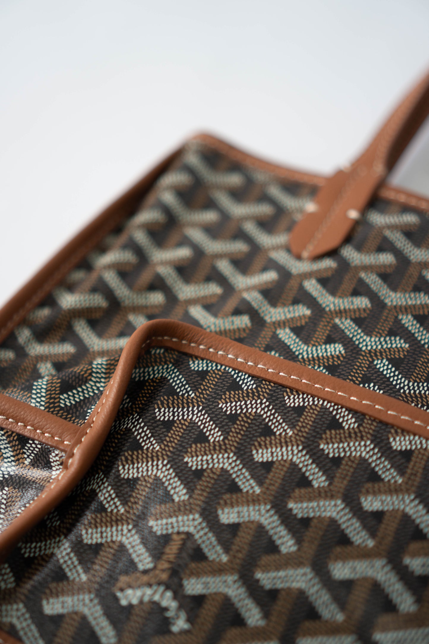 Mini Anjou – Black & Tan Goyrdine Canvas