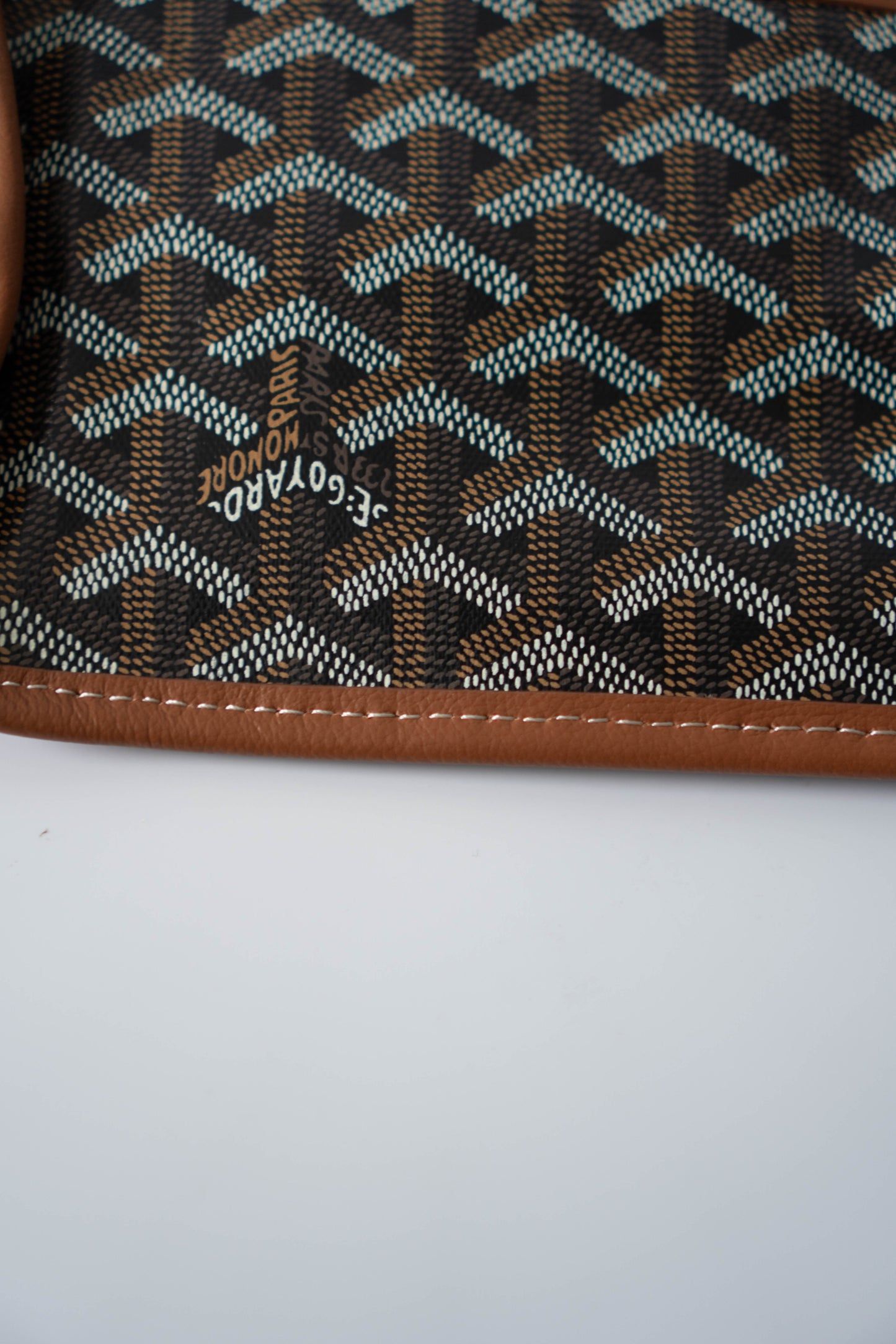 Mini Anjou – Black & Tan Goyrdine Canvas