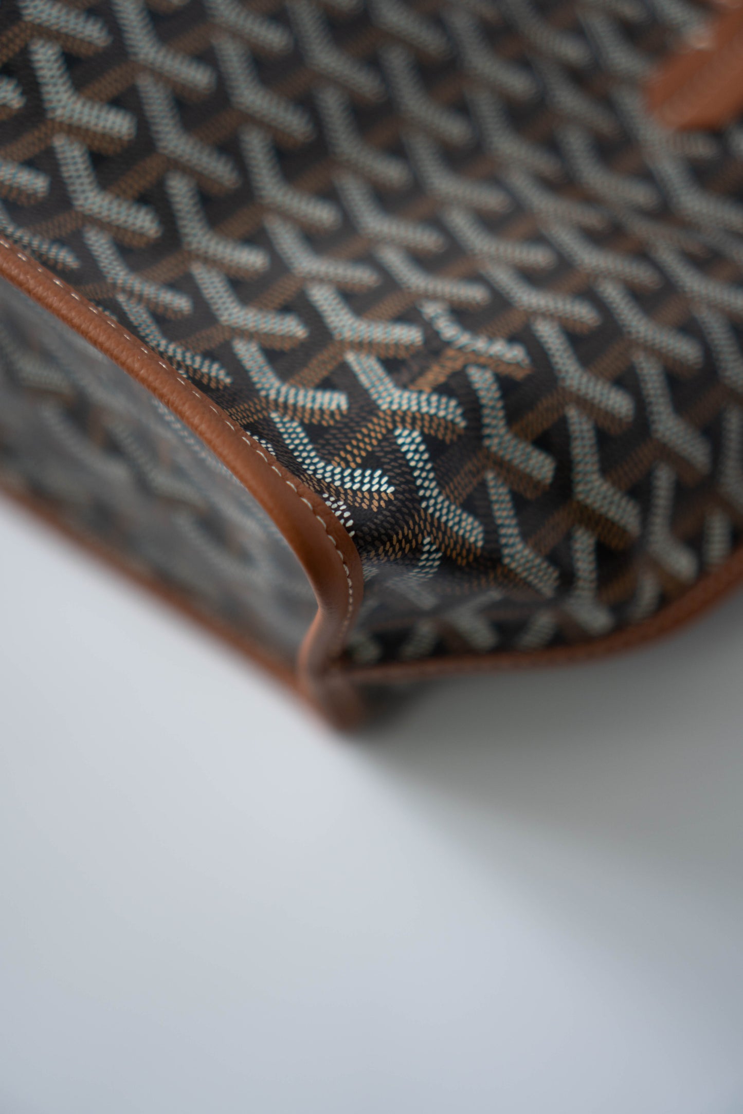 Mini Anjou – Black & Tan Goyrdine Canvas