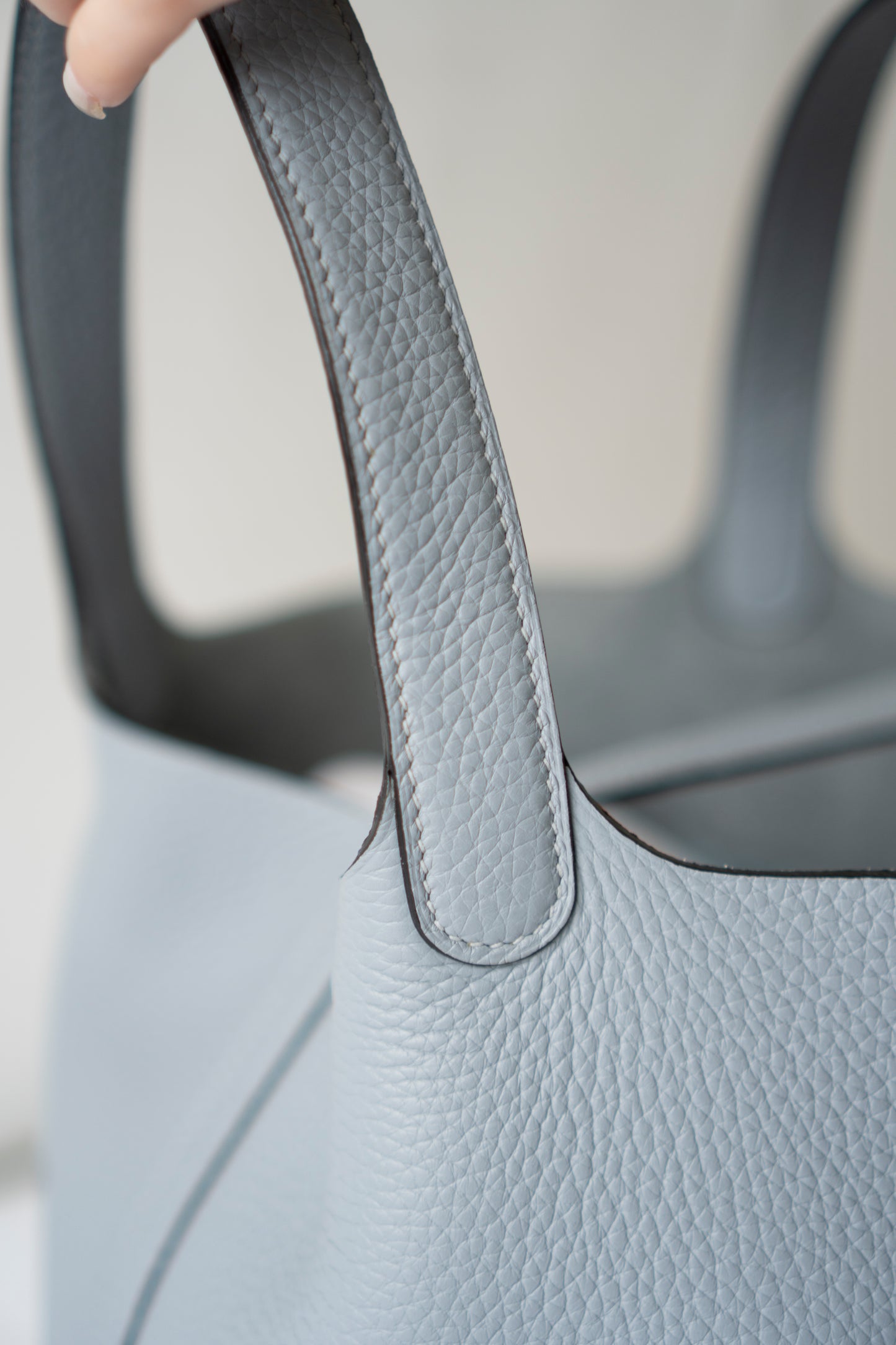 Pico 22 – Gris Pantin Clemence Leather with Palladium Hardware
