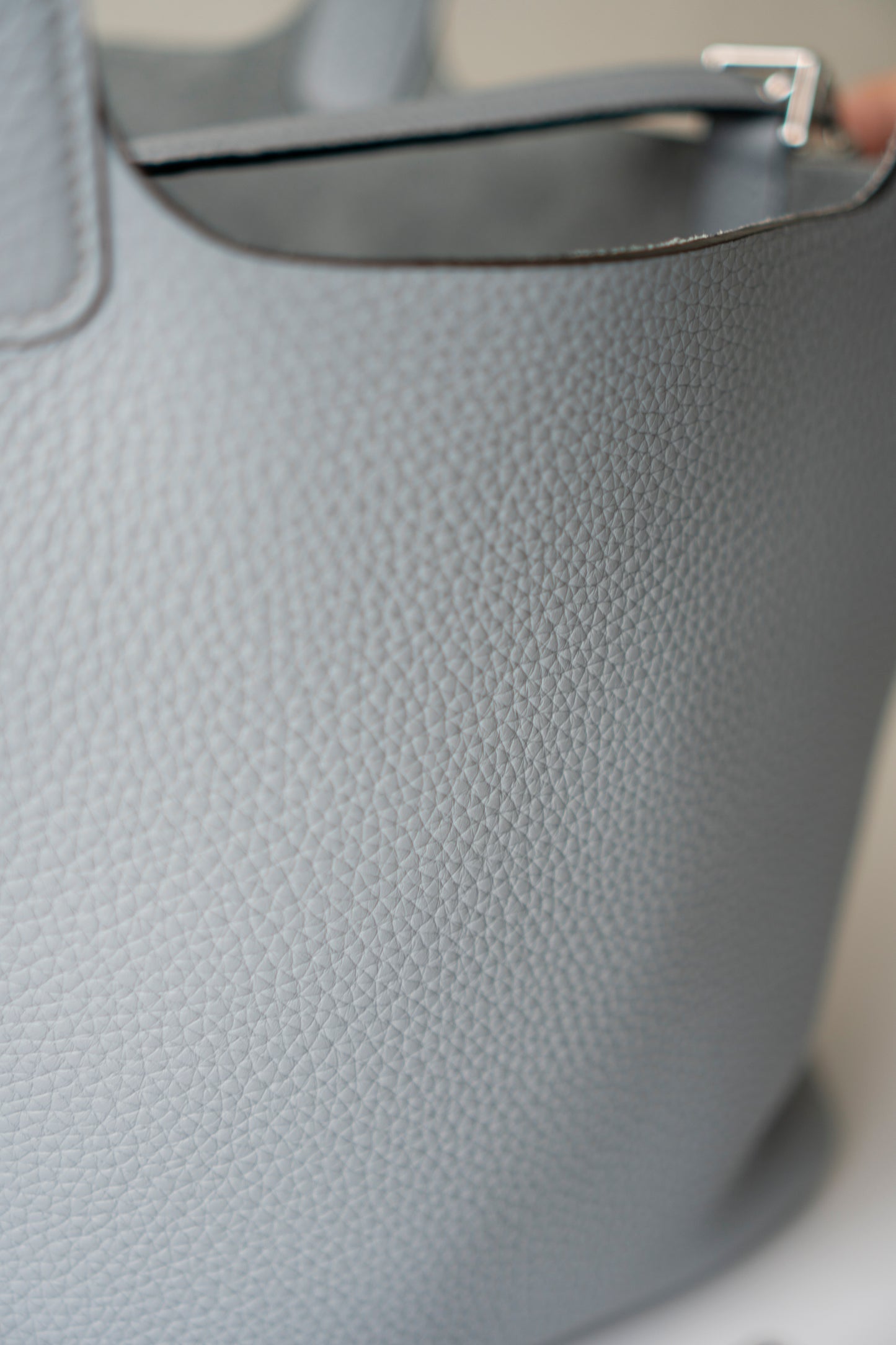 Pico 22 – Gris Pantin Clemence Leather with Palladium Hardware