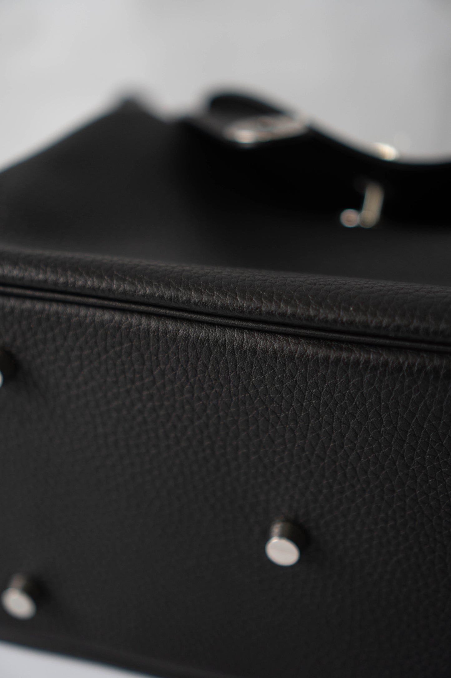 Lind 26 – Noir Clemence with Palladium Hardware