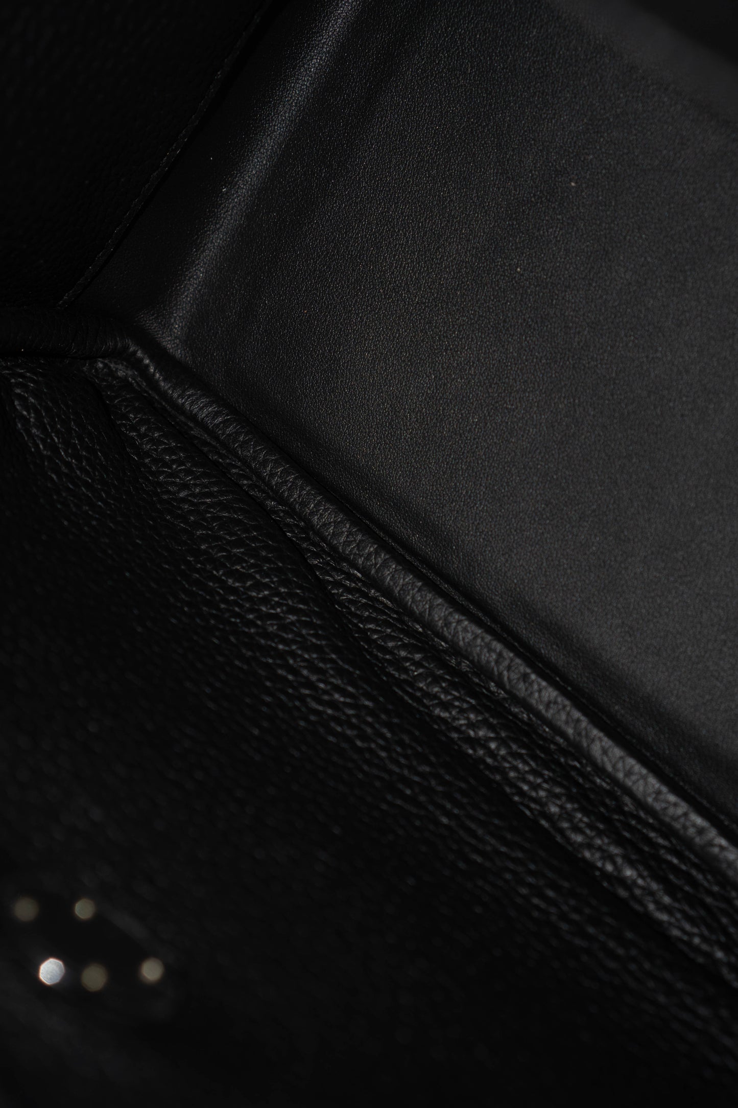 Lind 26 – Noir Clemence with Palladium Hardware