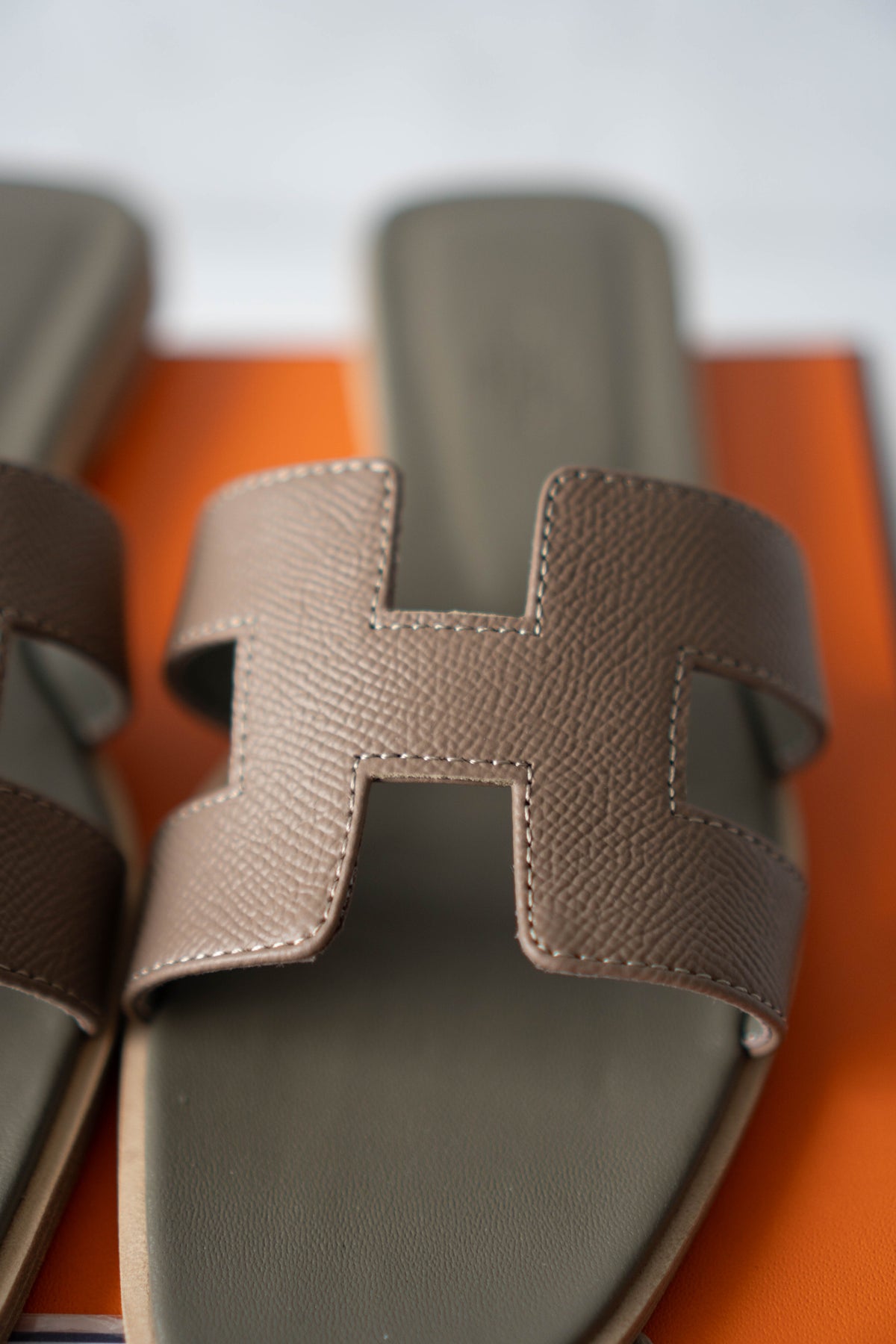 Oran Flat Sandals – Etoupe Epsom Leather