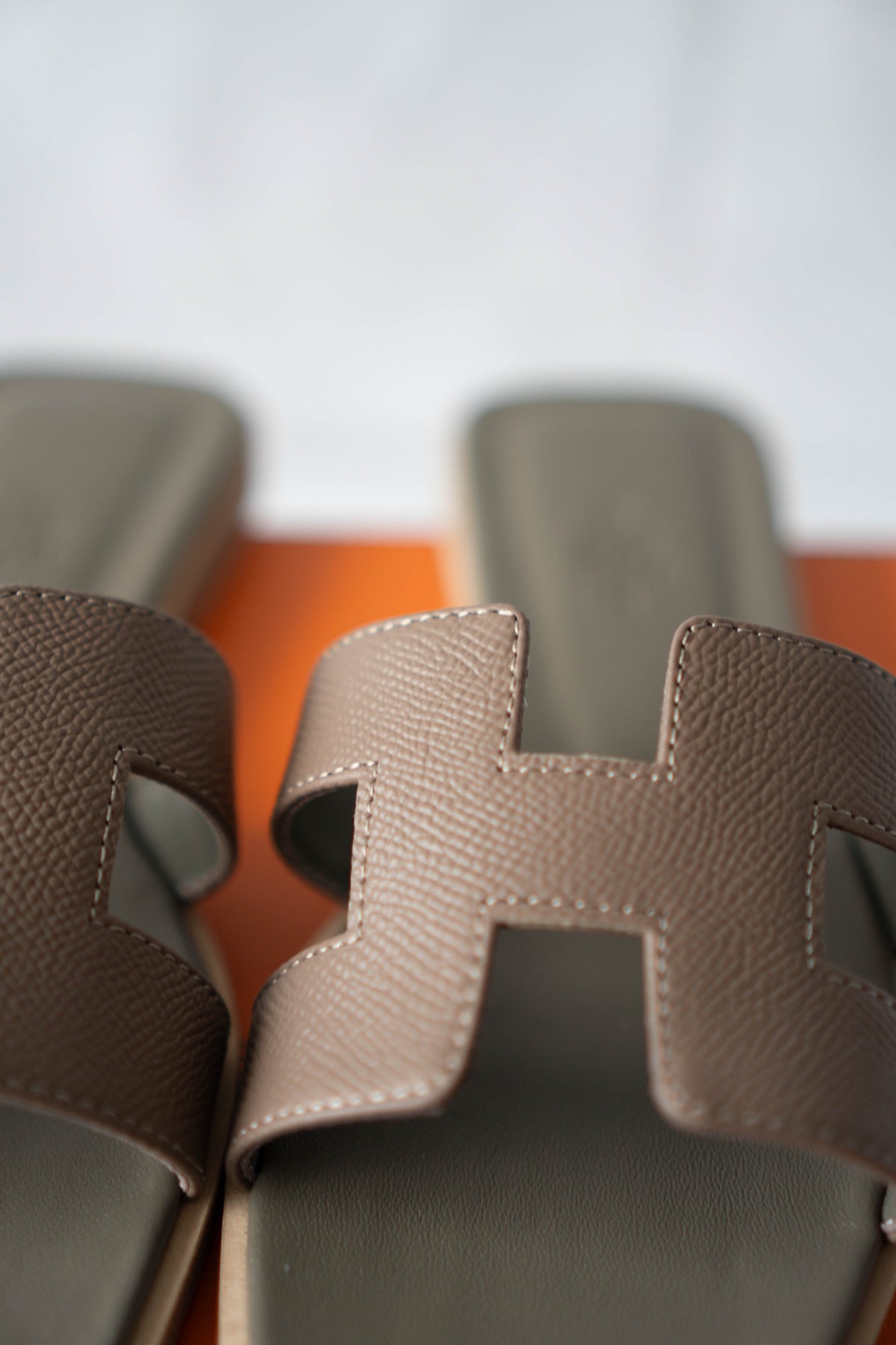 Oran Flat Sandals – Etoupe Epsom Leather