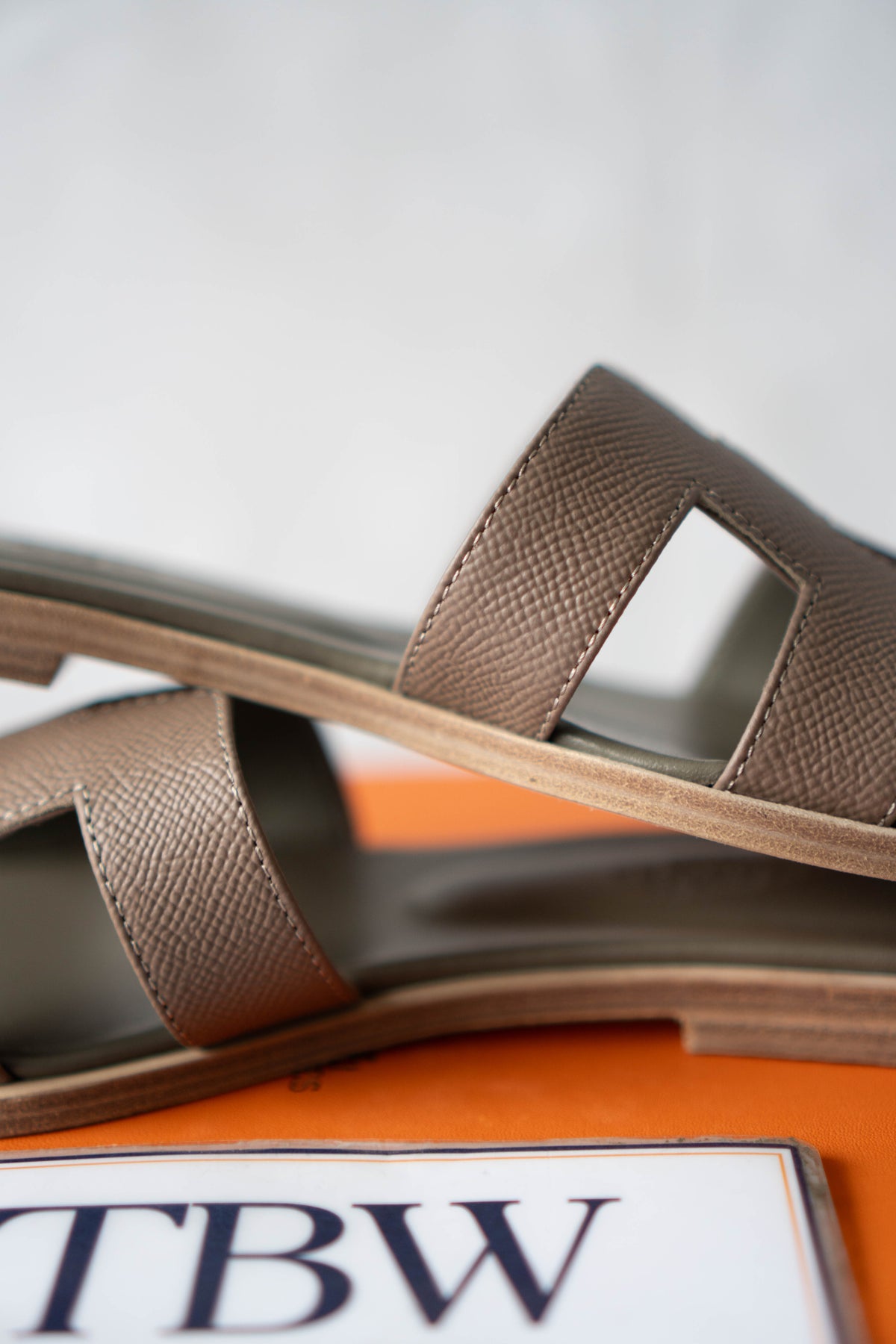 Oran Flat Sandals – Etoupe Epsom Leather