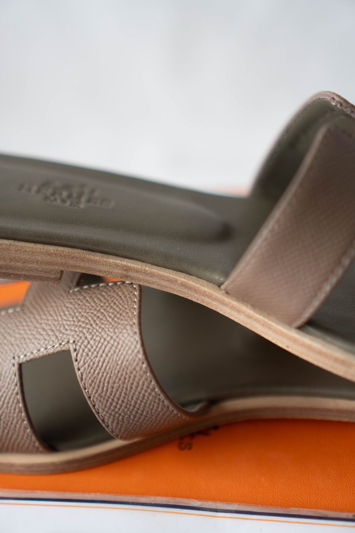 Oran Flat Sandals – Etoupe Epsom Leather