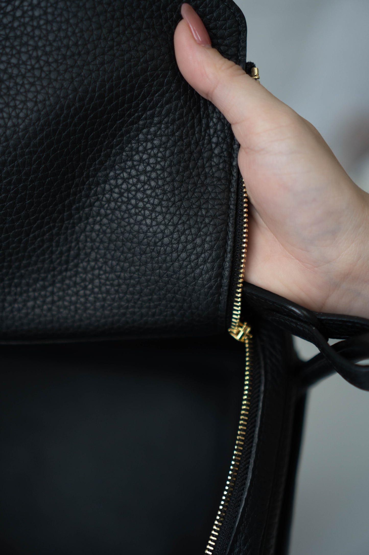 Lind 26 – Noir Clemence with Gold Hardware
