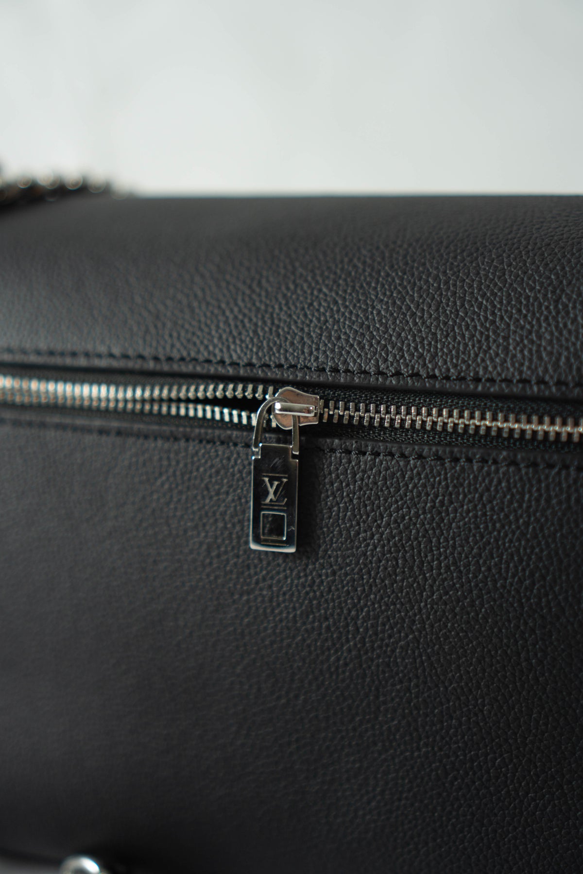 Lockme Chain PM – Black Grained Calfskin with Silver Hardware