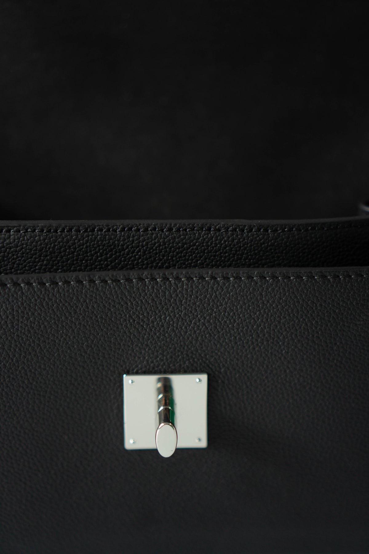 Lockme Chain PM – Black Grained Calfskin with Silver Hardware