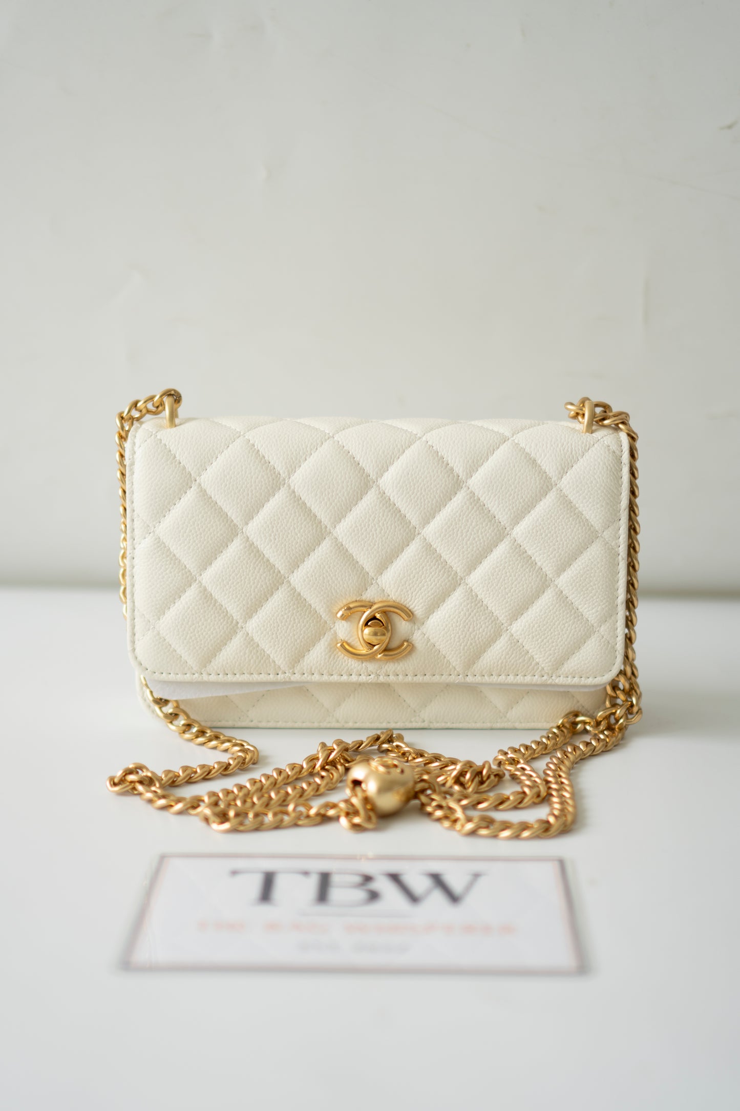 Classic Pearl Crush Wallet on Chain – White Quilted Leather with Aged Gold Hardware