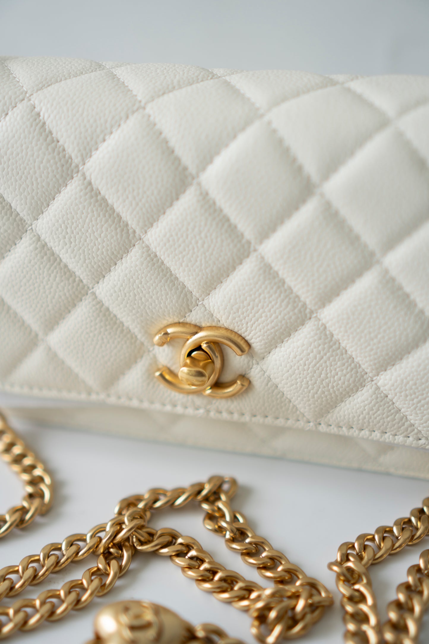 Classic Pearl Crush Wallet on Chain – White Quilted Leather with Aged Gold Hardware