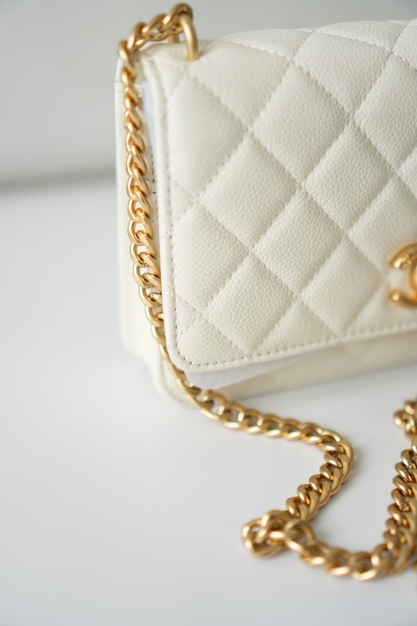 Classic Pearl Crush Wallet on Chain – White Quilted Leather with Aged Gold Hardware