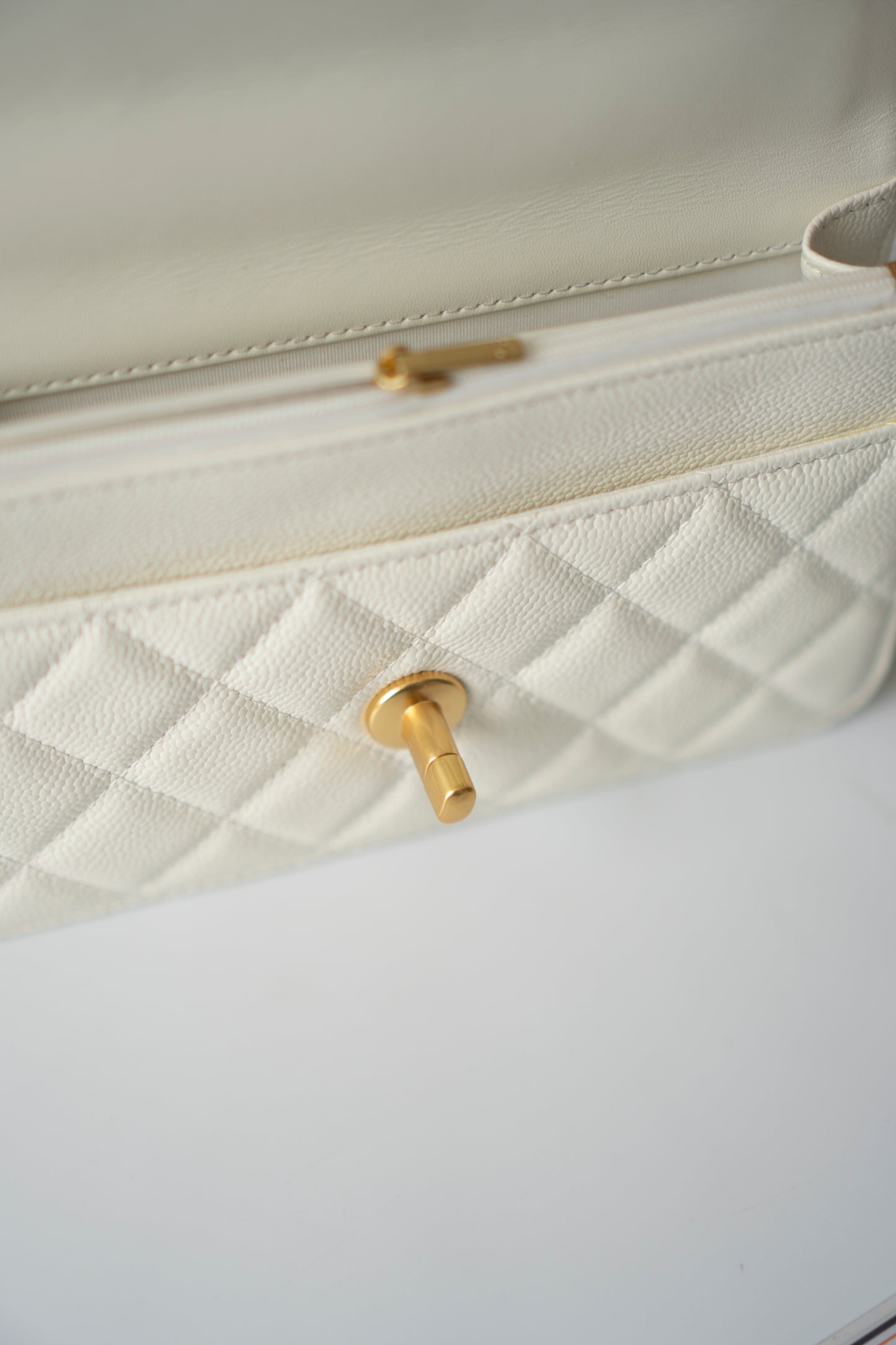Classic Pearl Crush Wallet on Chain – White Quilted Leather with Aged Gold Hardware