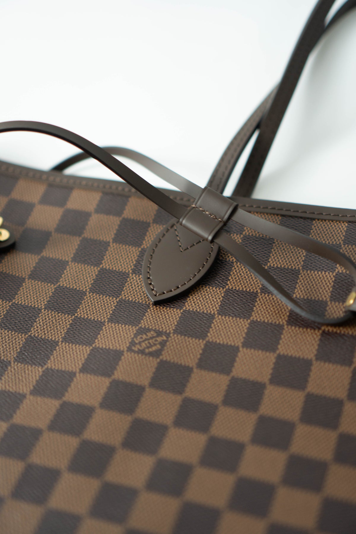 Neverfull MM – Damier Ebene Canvas with Red Interior