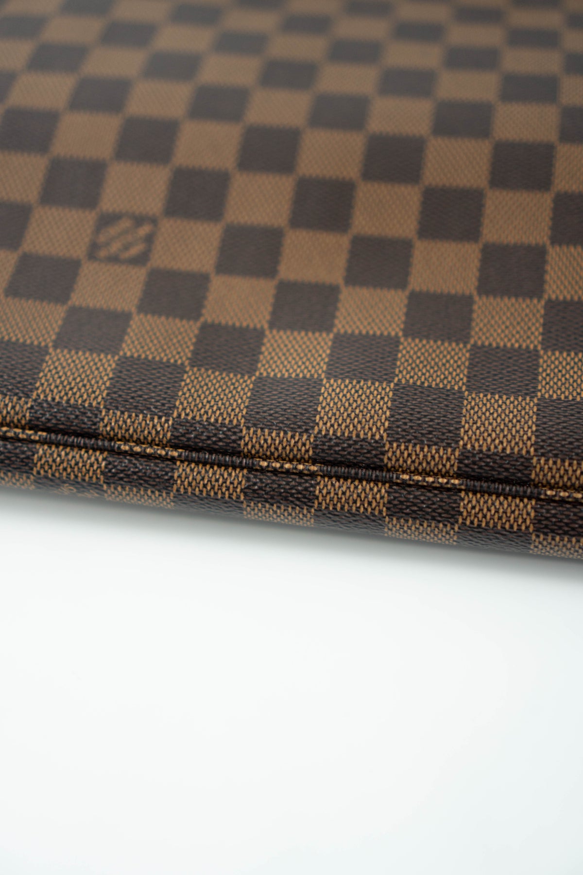 Neverfull MM – Damier Ebene Canvas with Red Interior