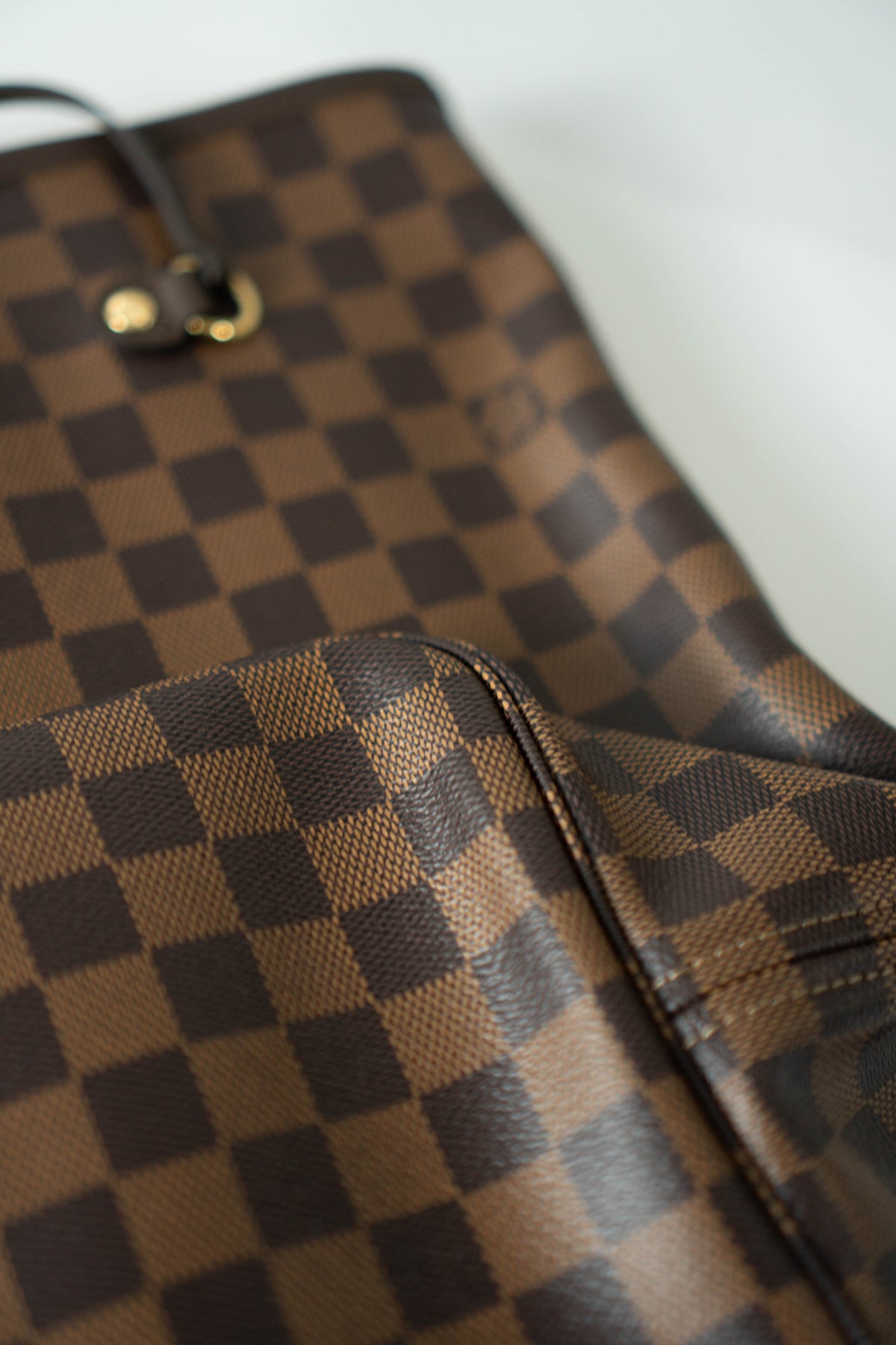 Neverfull MM – Damier Ebene Canvas with Red Interior