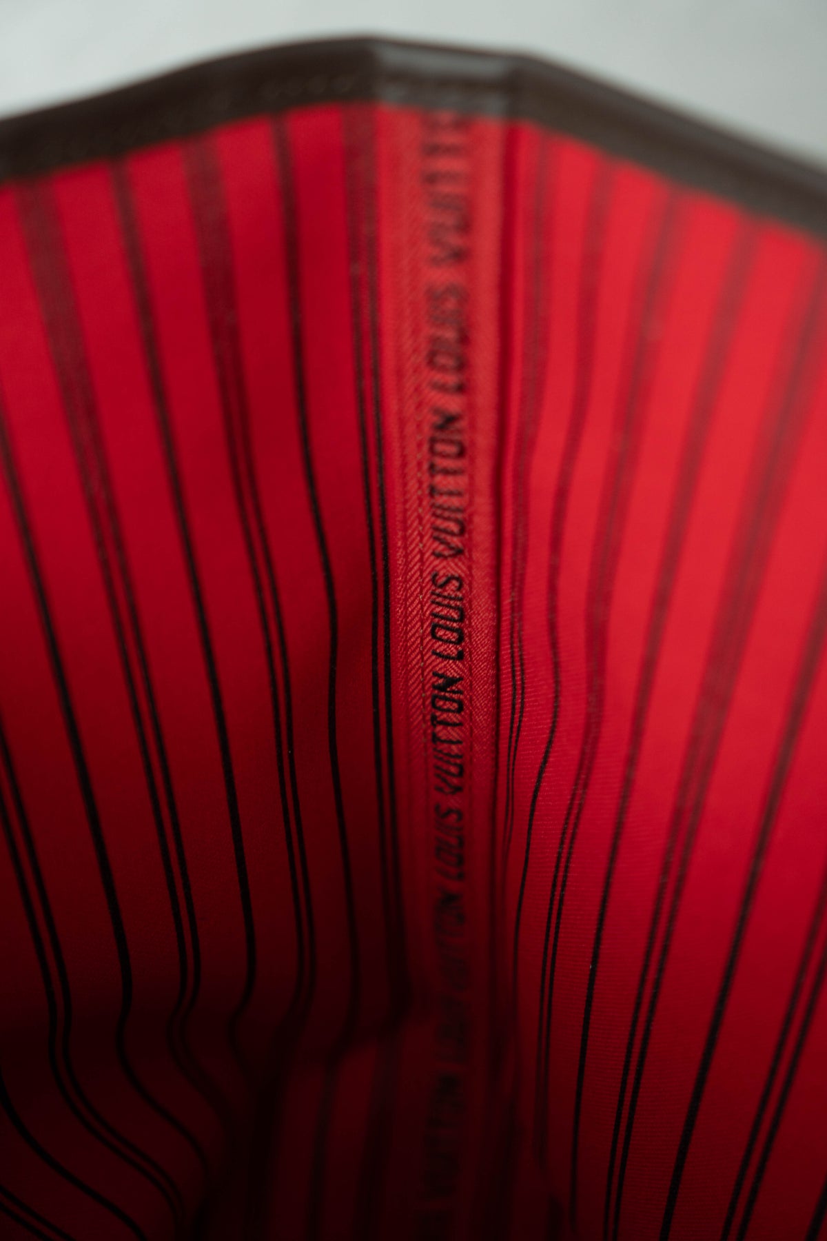 Neverfull MM – Damier Ebene Canvas with Red Interior