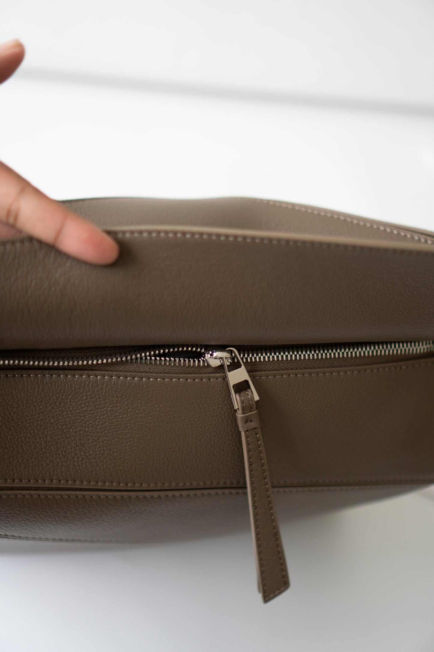 Puzzle Large – Taupe Gray Grained Leather