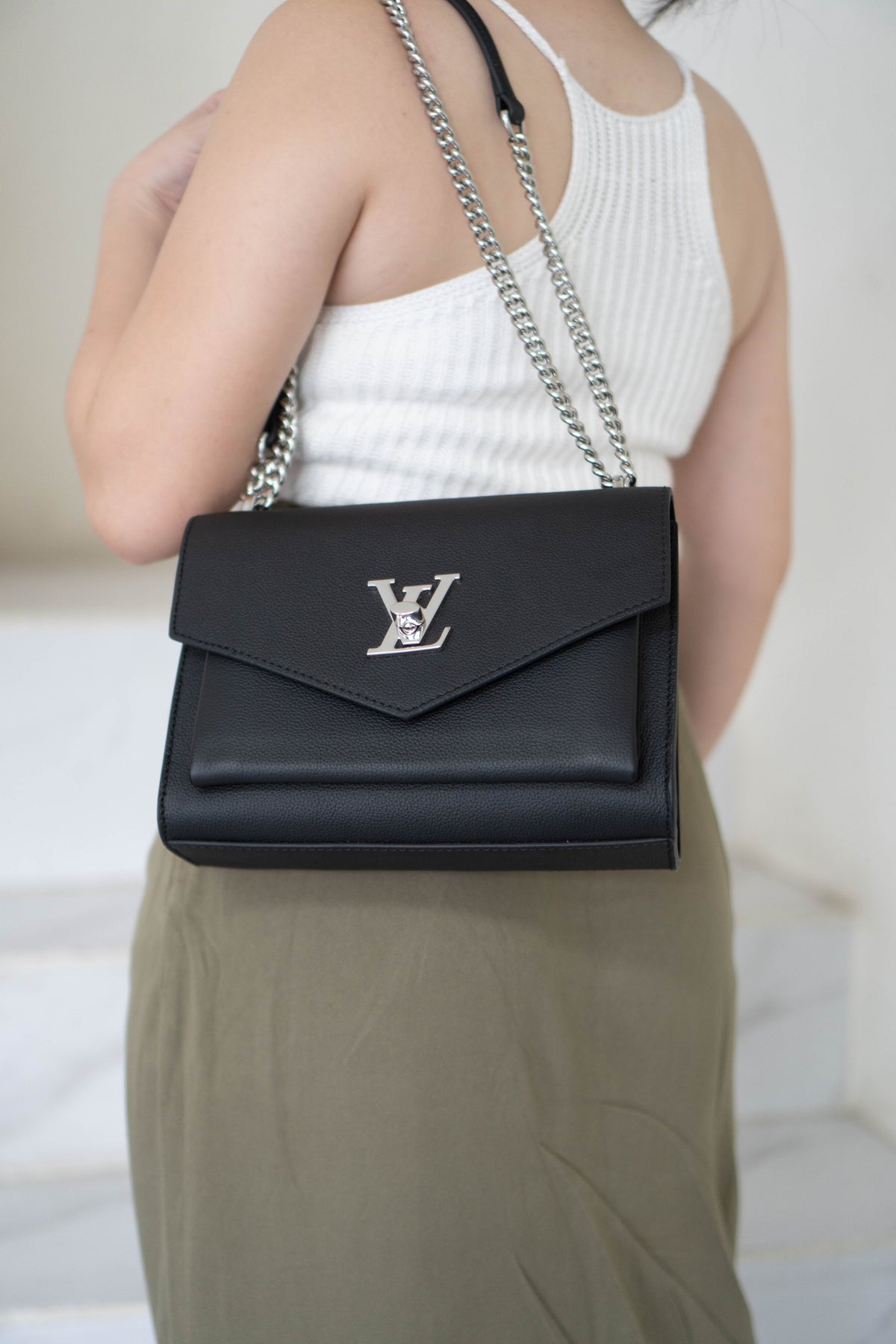 Lockme Chain PM – Black Grained Calfskin with Silver Hardware