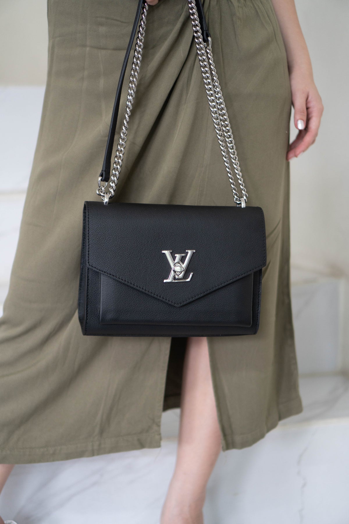 Lockme Chain PM – Black Grained Calfskin with Silver Hardware