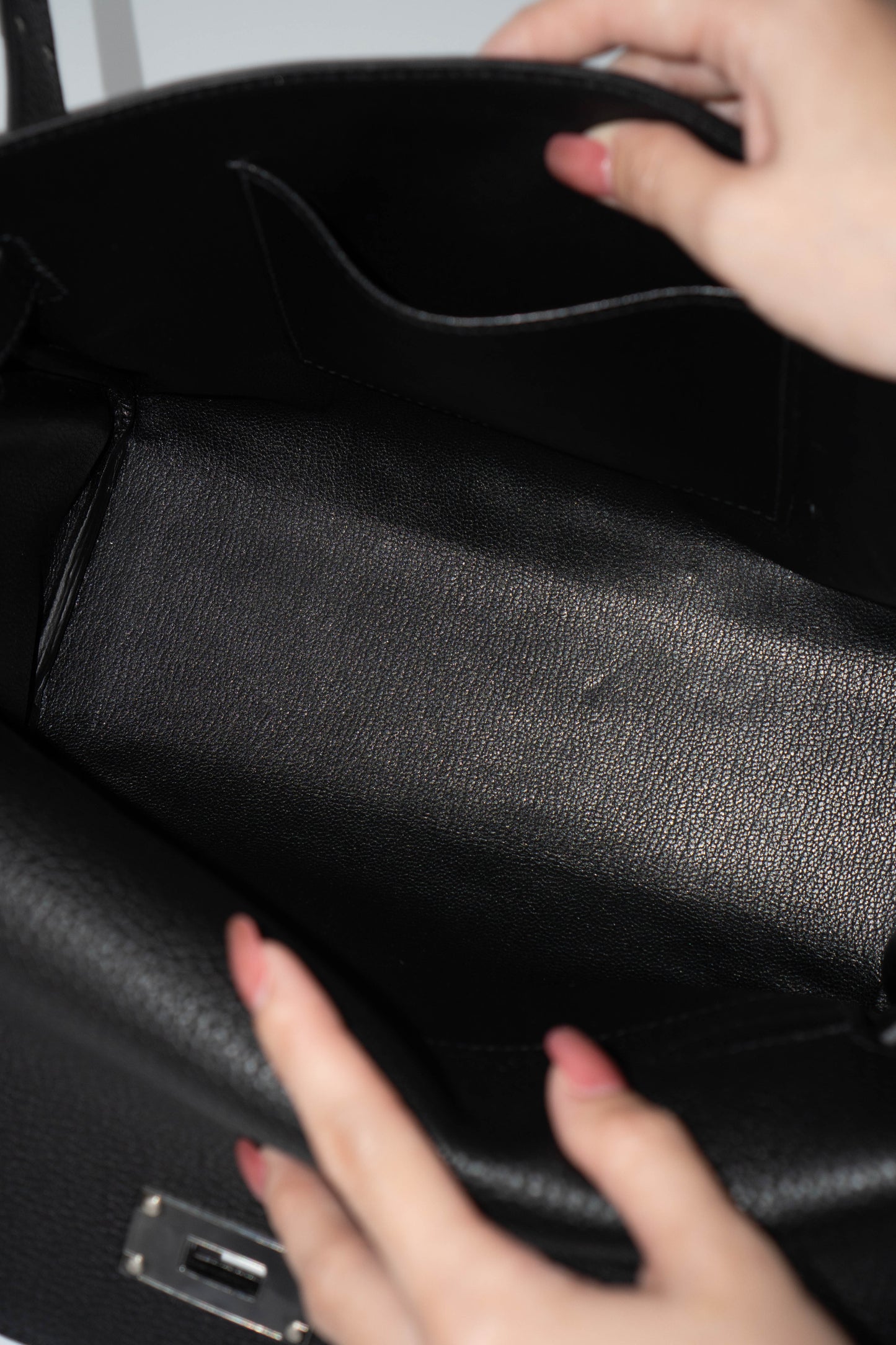 KL Messenger – Noir Togo (With Intricate Leather Veining) with Palladium Hardware