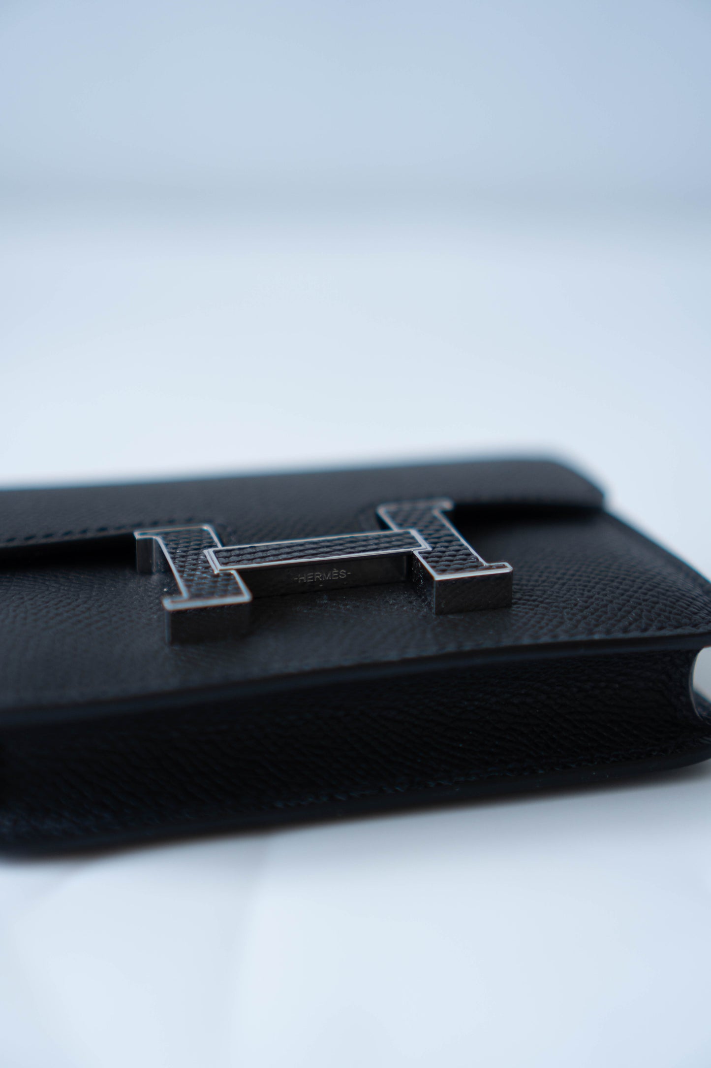 Constanc Slim Touch Lizard In Noir Epsom Calfskin with Palladium Hardware