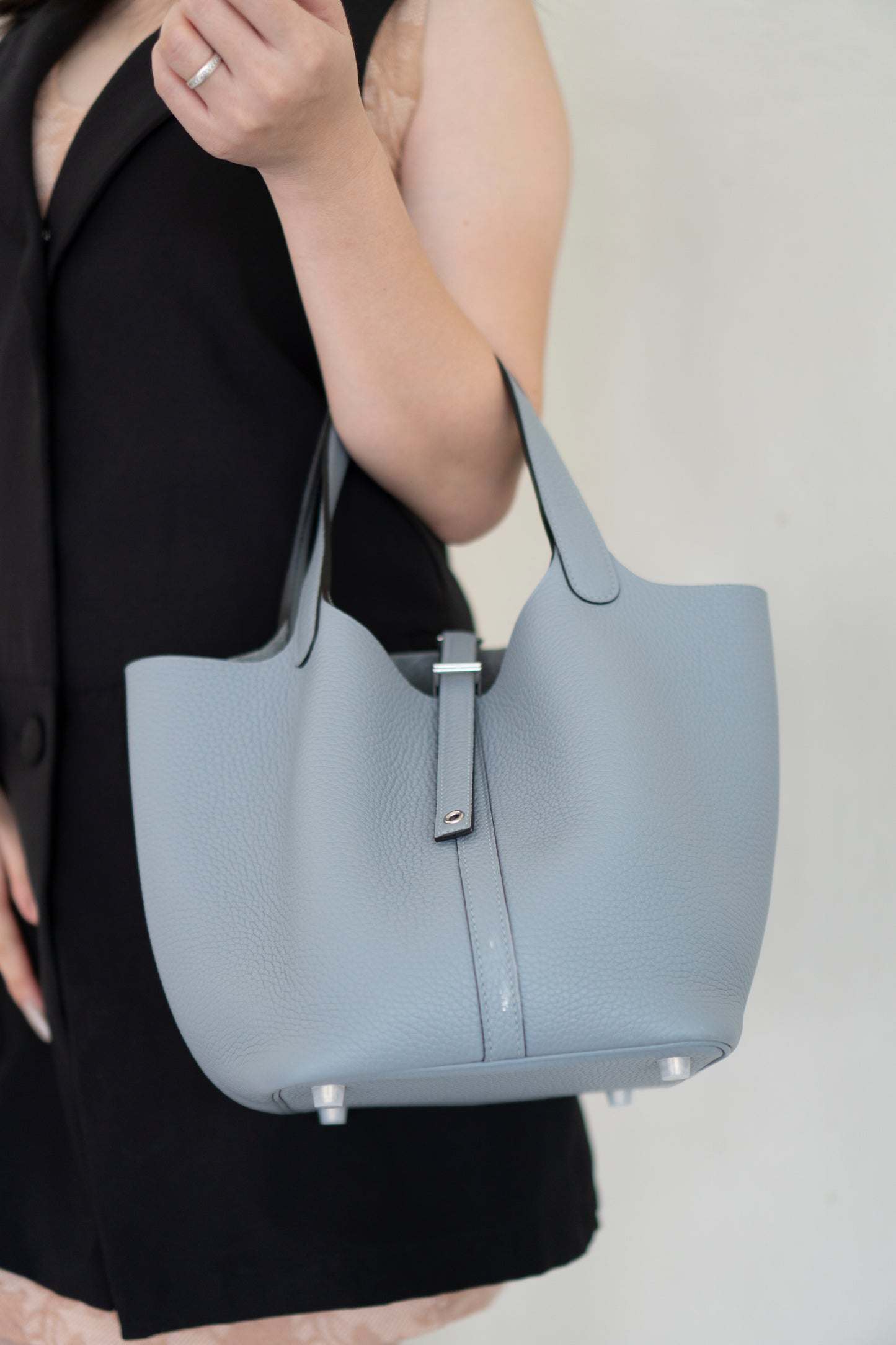 Pico 22 – Gris Pantin Clemence Leather with Palladium Hardware