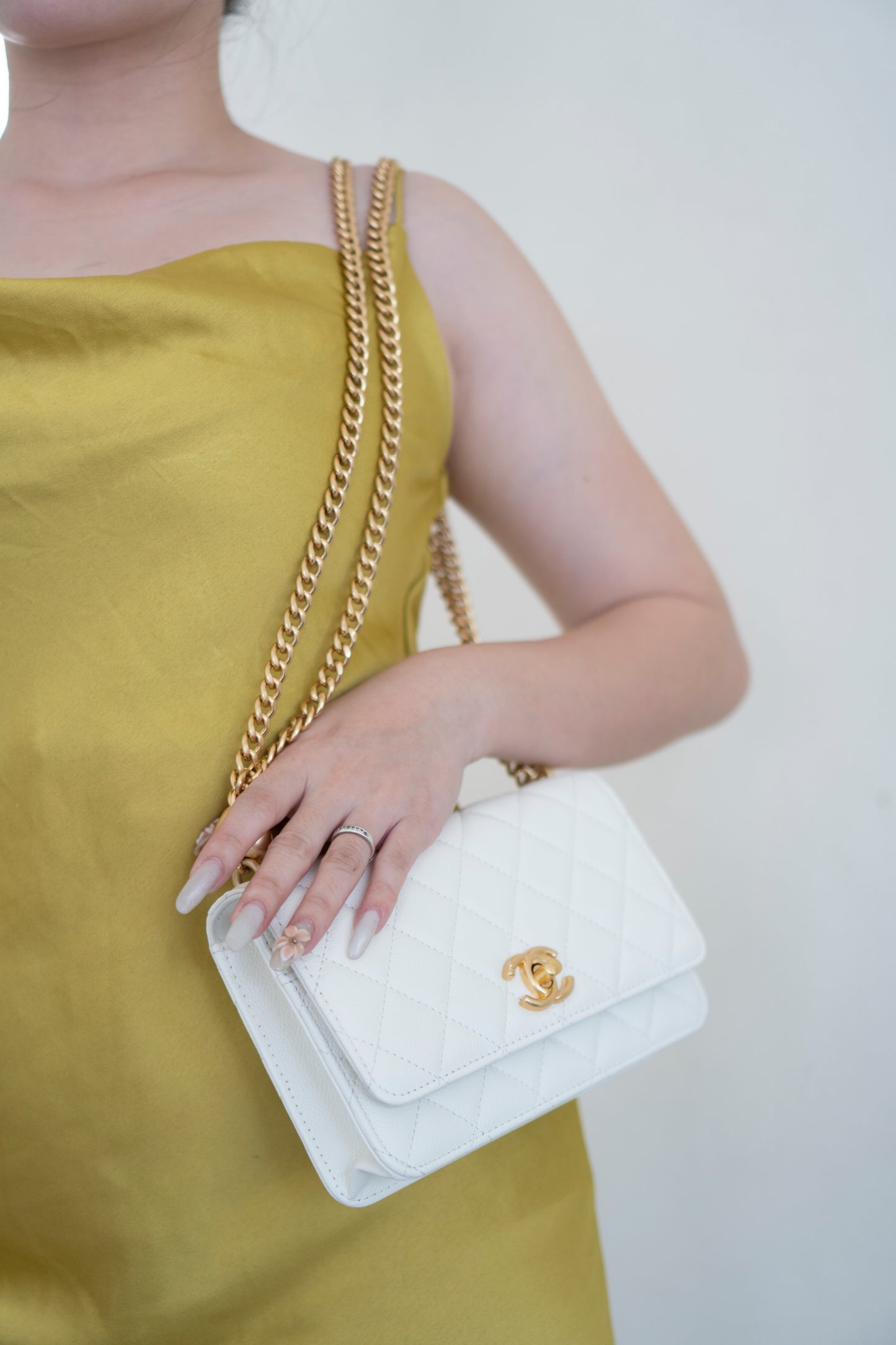 Classic Pearl Crush Wallet on Chain – White Quilted Leather with Aged Gold Hardware