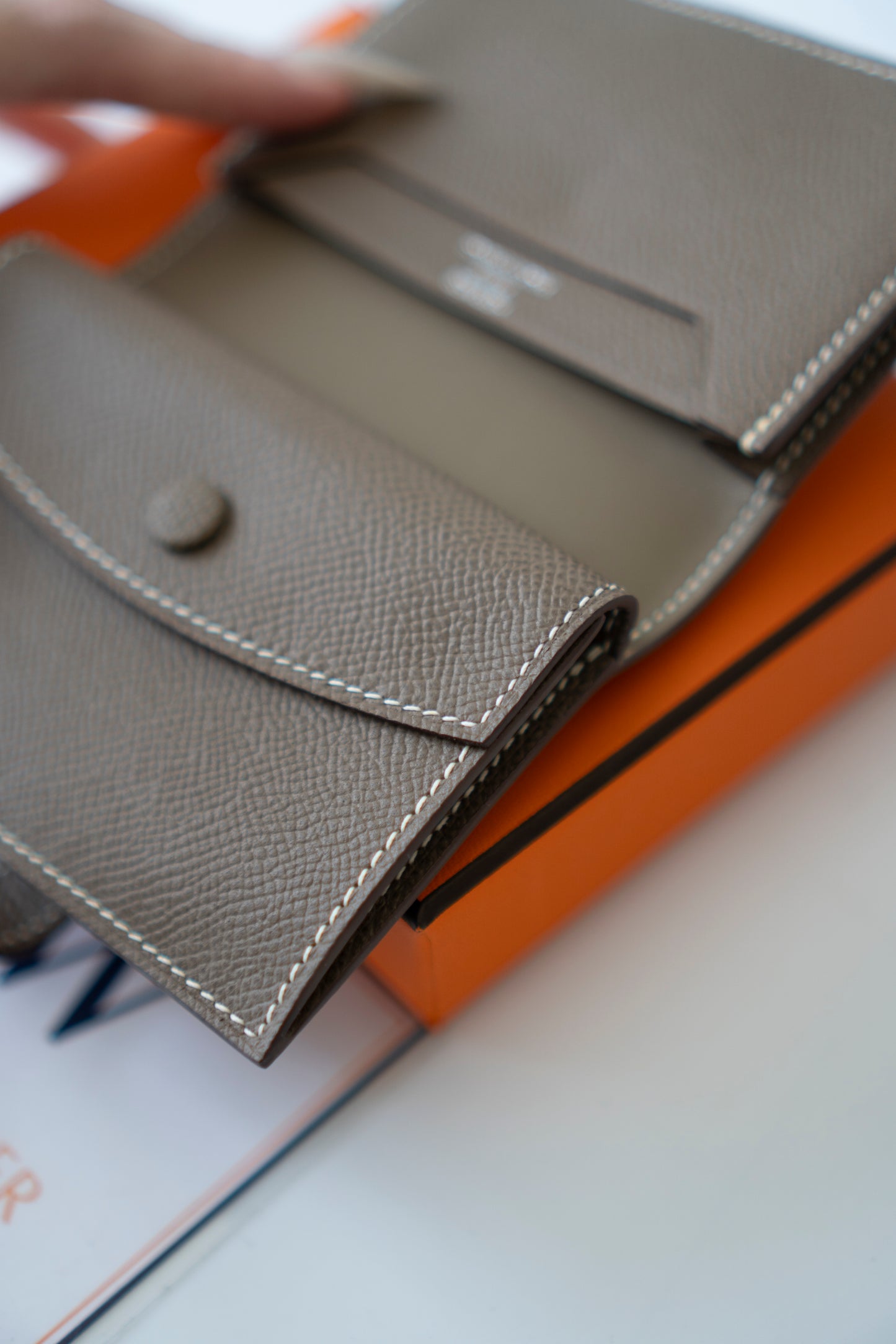 Bearn Card Wallet – Etoupe Epsom Leather with Palladium Hardware
