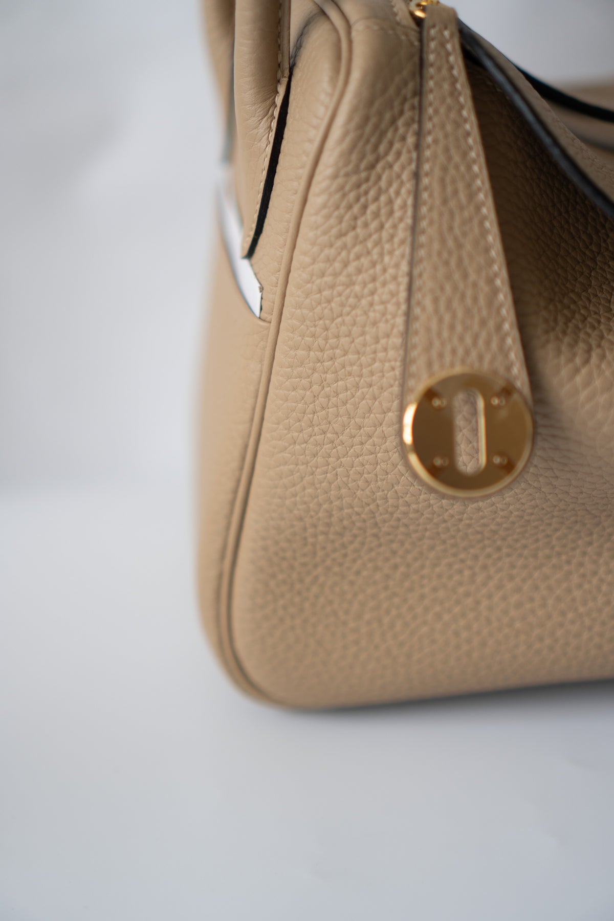 Lind 26 – Beige Marfa Clemence with Gold Hardware