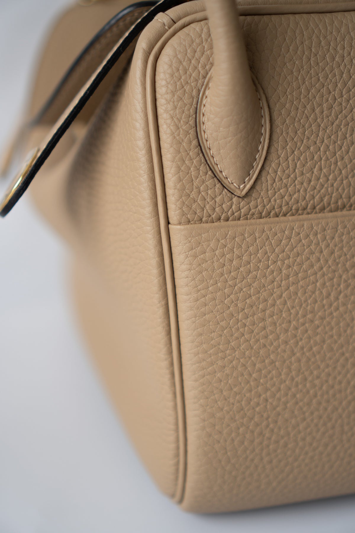 Lind 26 – Beige Marfa Clemence with Gold Hardware