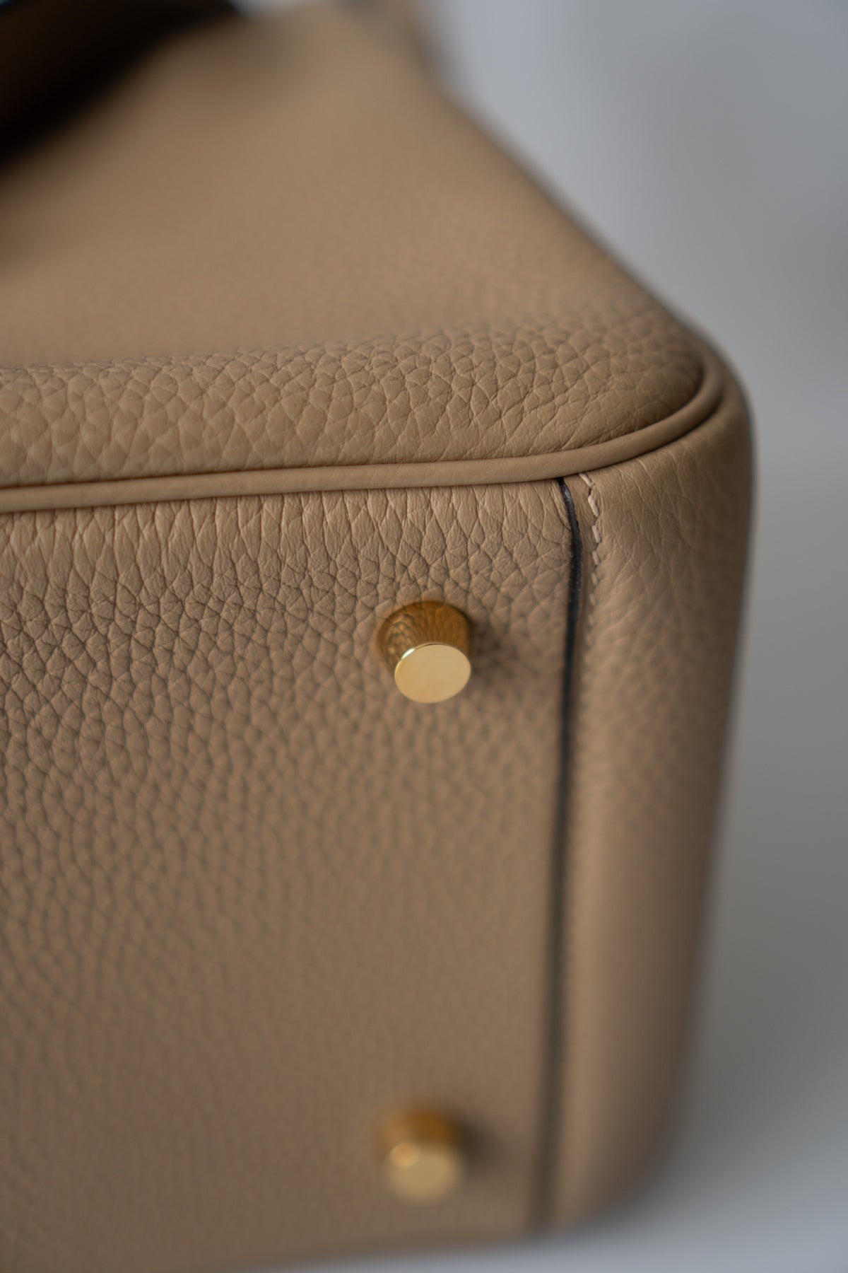 Lind 26 – Beige Marfa Clemence with Gold Hardware