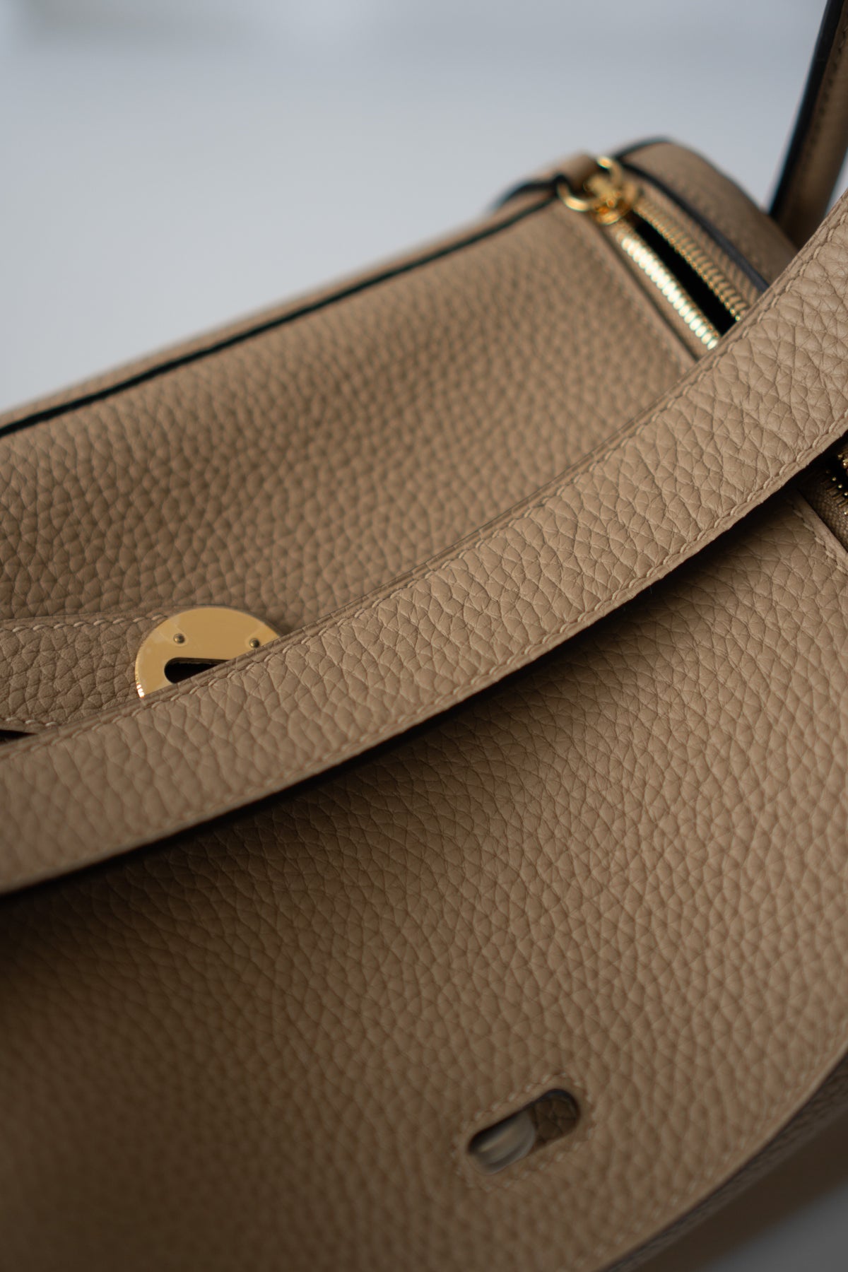 Lind 26 – Beige Marfa Clemence with Gold Hardware