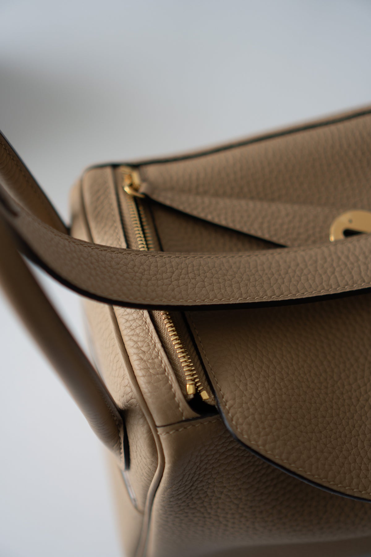 Lind 26 – Beige Marfa Clemence with Gold Hardware