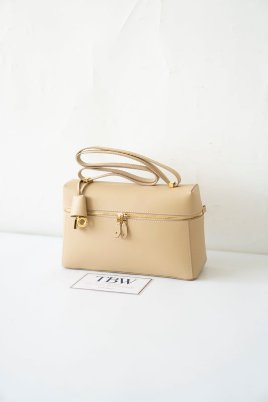 Extra Bag L27 – Light Mastic Smooth Calfskin with Gold Hardware